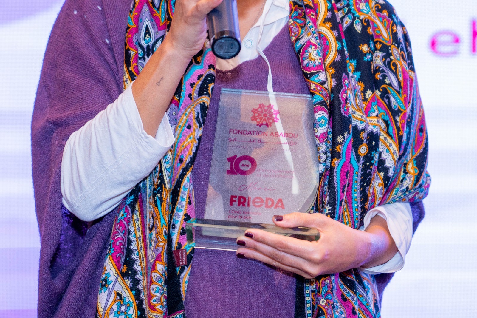 Die Trophäe als Anerkennung für die zehnjährige Partnerschaft zwischen Frieda und der Foundation Ababou. Bild: Dounia Benslimane.