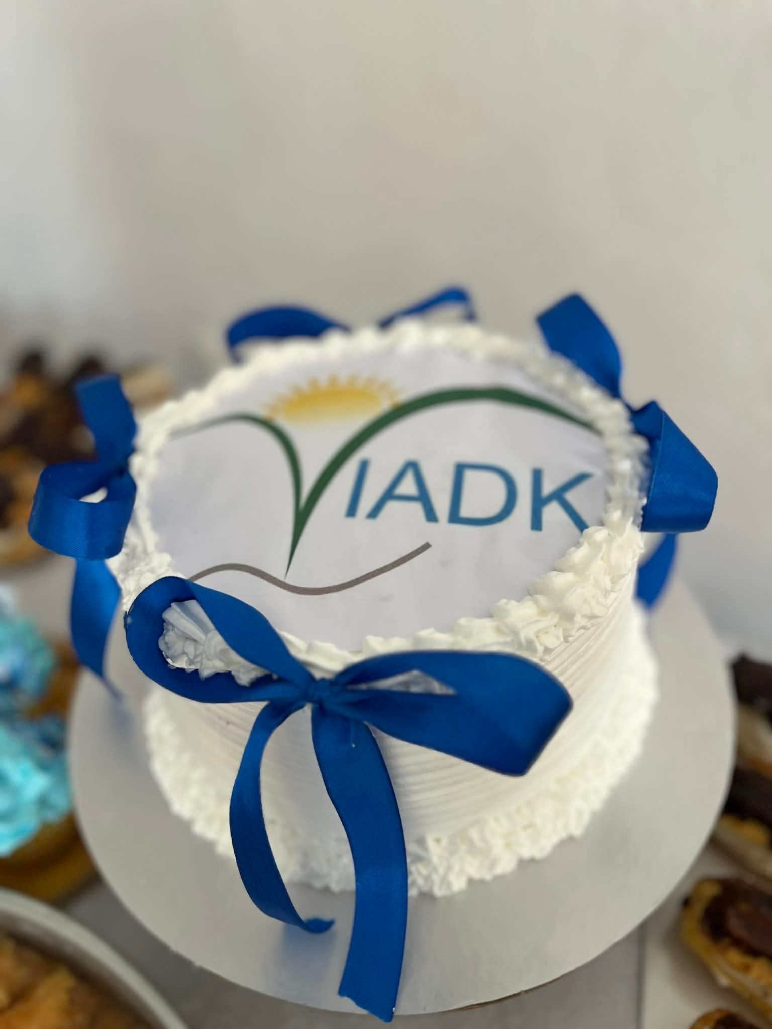 Ein Kuchen mit dem Logo der Partner-Organisation. Bild: zVg IADK