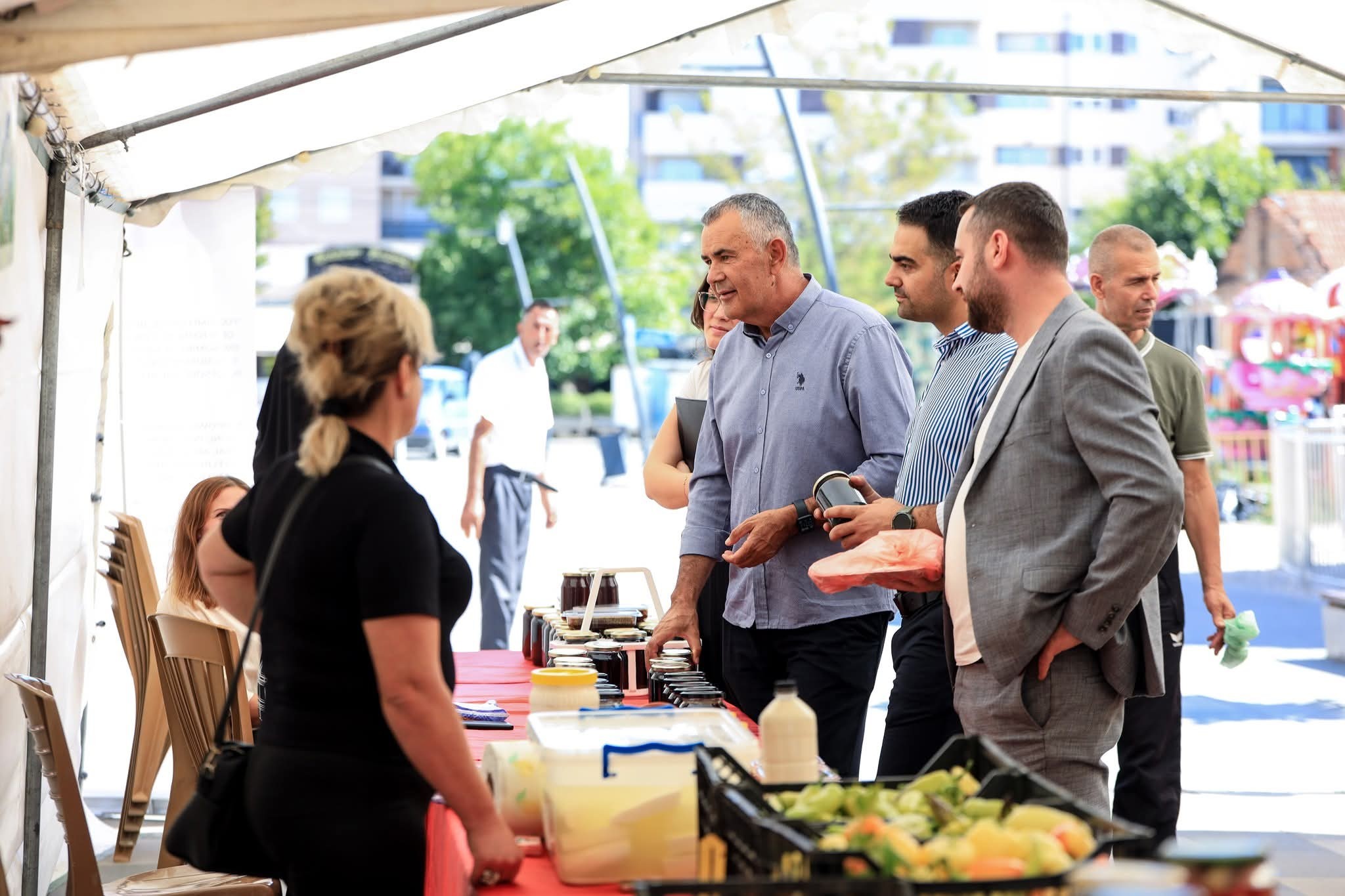 Sahadete Azemi Ibrahimi an einem Markt. Bild: zVg IADK