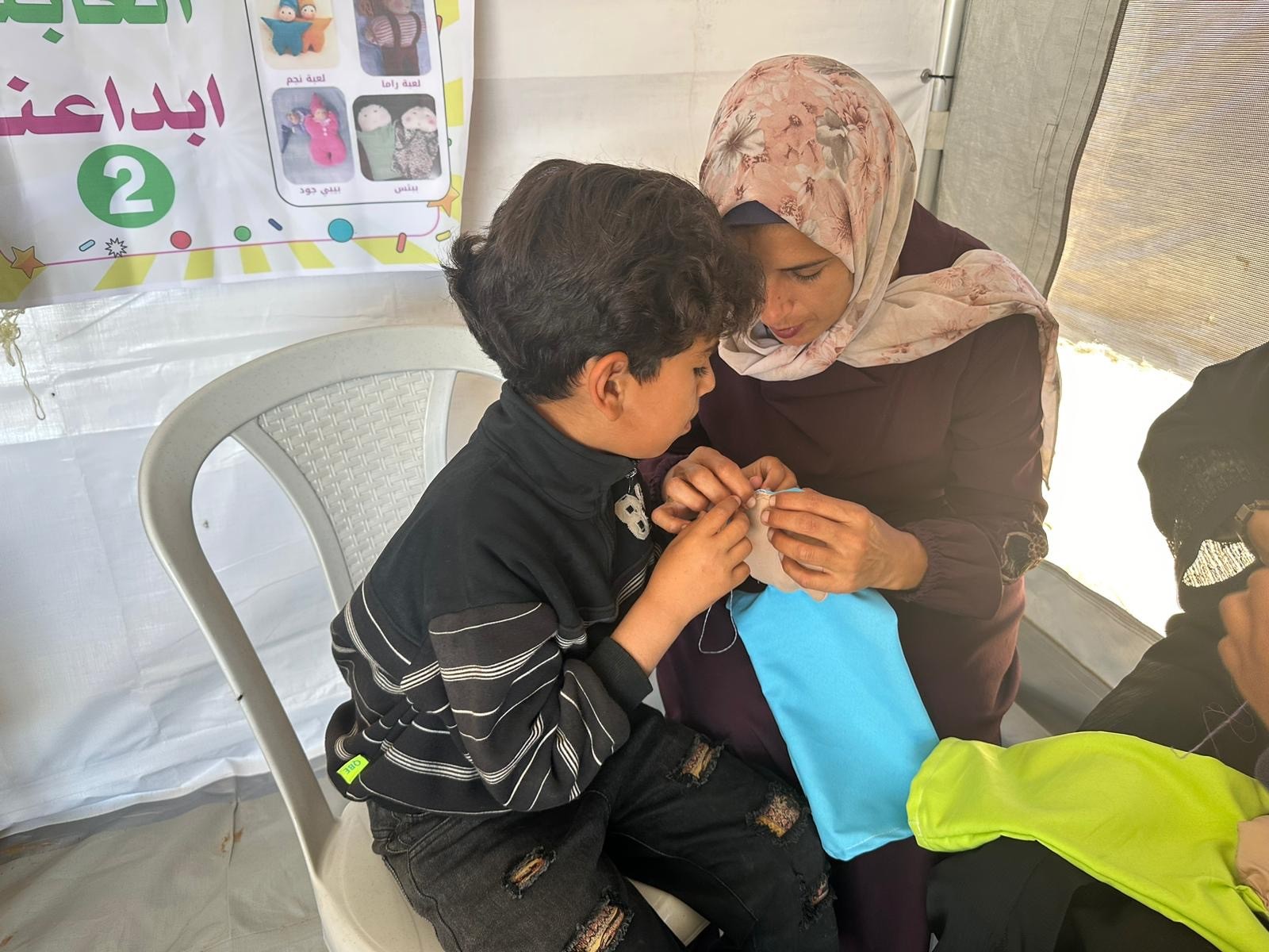 Die handgenähten Gruppen werden als Lernhilfen in temporären Lernräumen eingesetzt. Foto: Zeina Cooperative Association