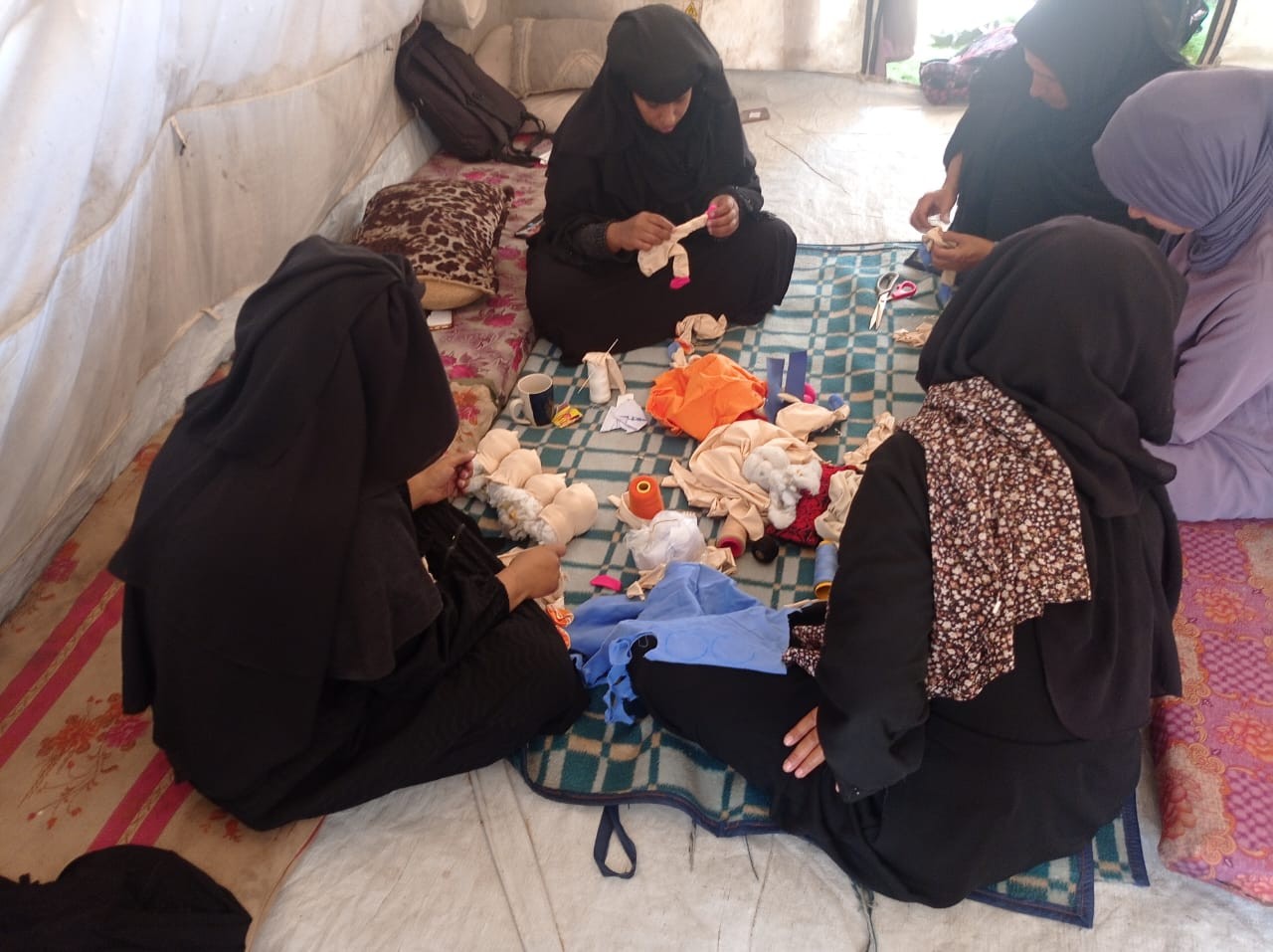 Die Frauen der Kooperative arbeiteten an konkreten Aufträgen, was ihre handwerklichen Kenntnisse stärkt. Foto: Zeina Cooperative Association