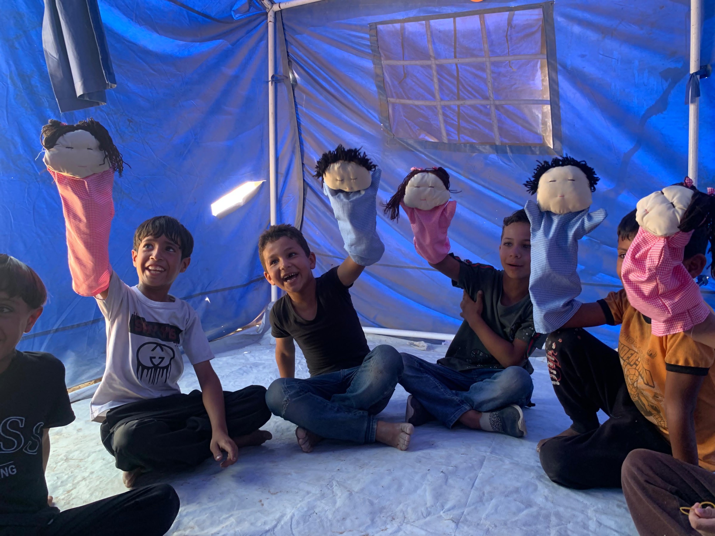 Die Handpuppen werden aus wiederverwertbaren Materialen hergestellt. Foto: Zeina Cooperative Association