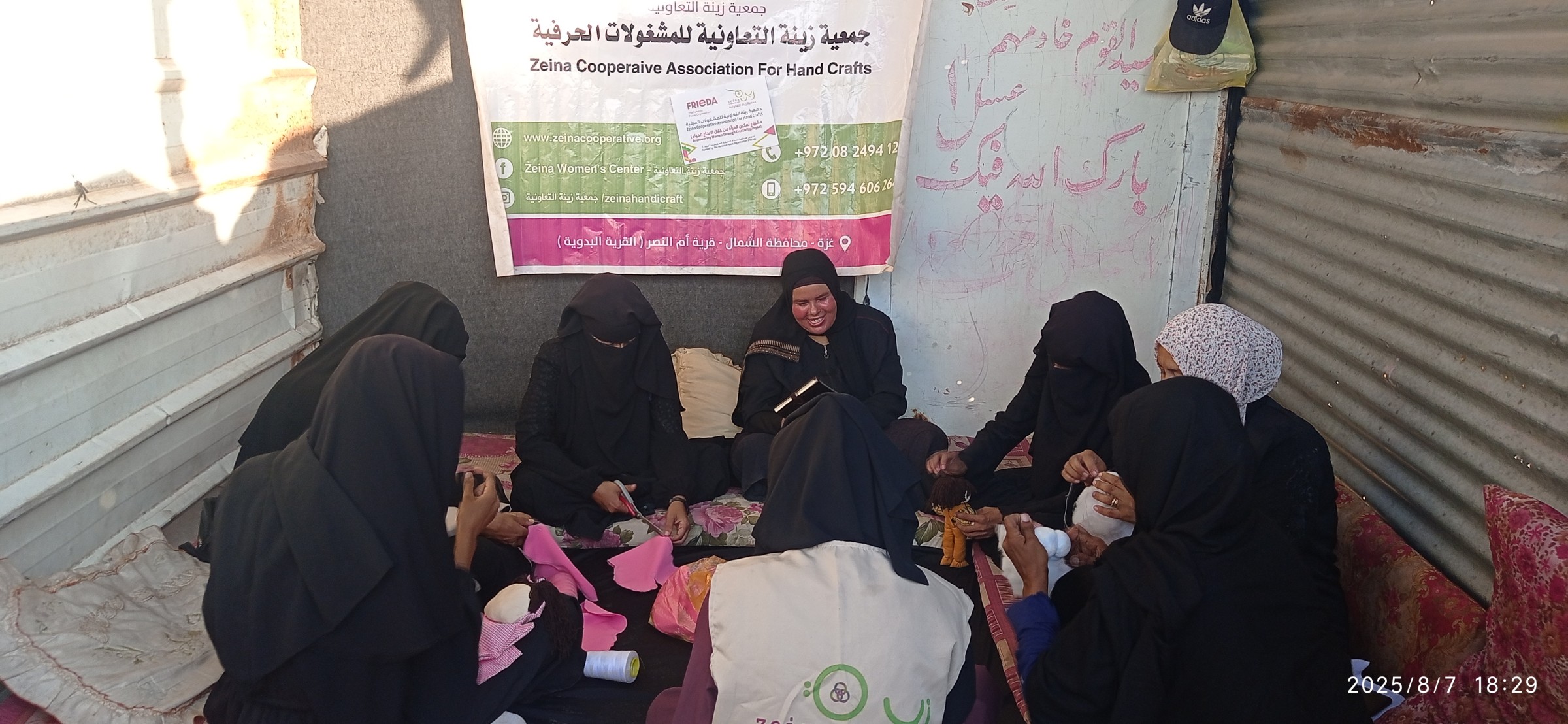 Die Teilnehmerinnern machen trotz widriger Umstände weiter. Foto: Zeina Cooperative Association