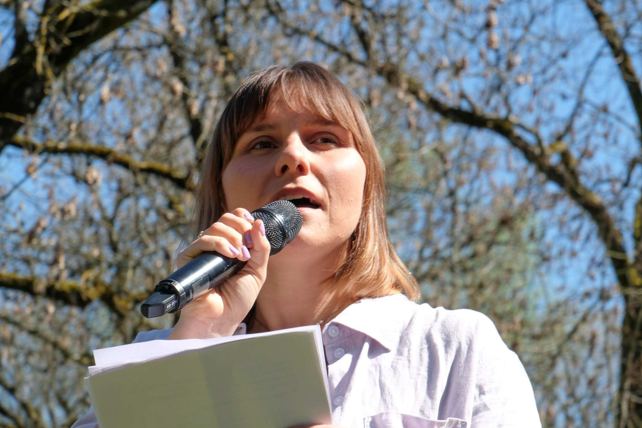 Frieda-Präsidentin Virginia Köpfli in ihrer Rede am Ostermarsch. Bild: Heinz Bichsel.