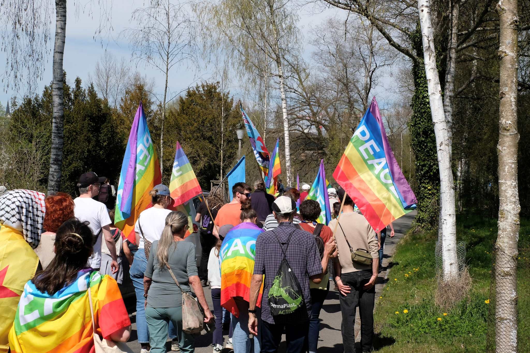 Der Ostermarsch startete im Eichölzli ... Bild: Heinz Bichsel.