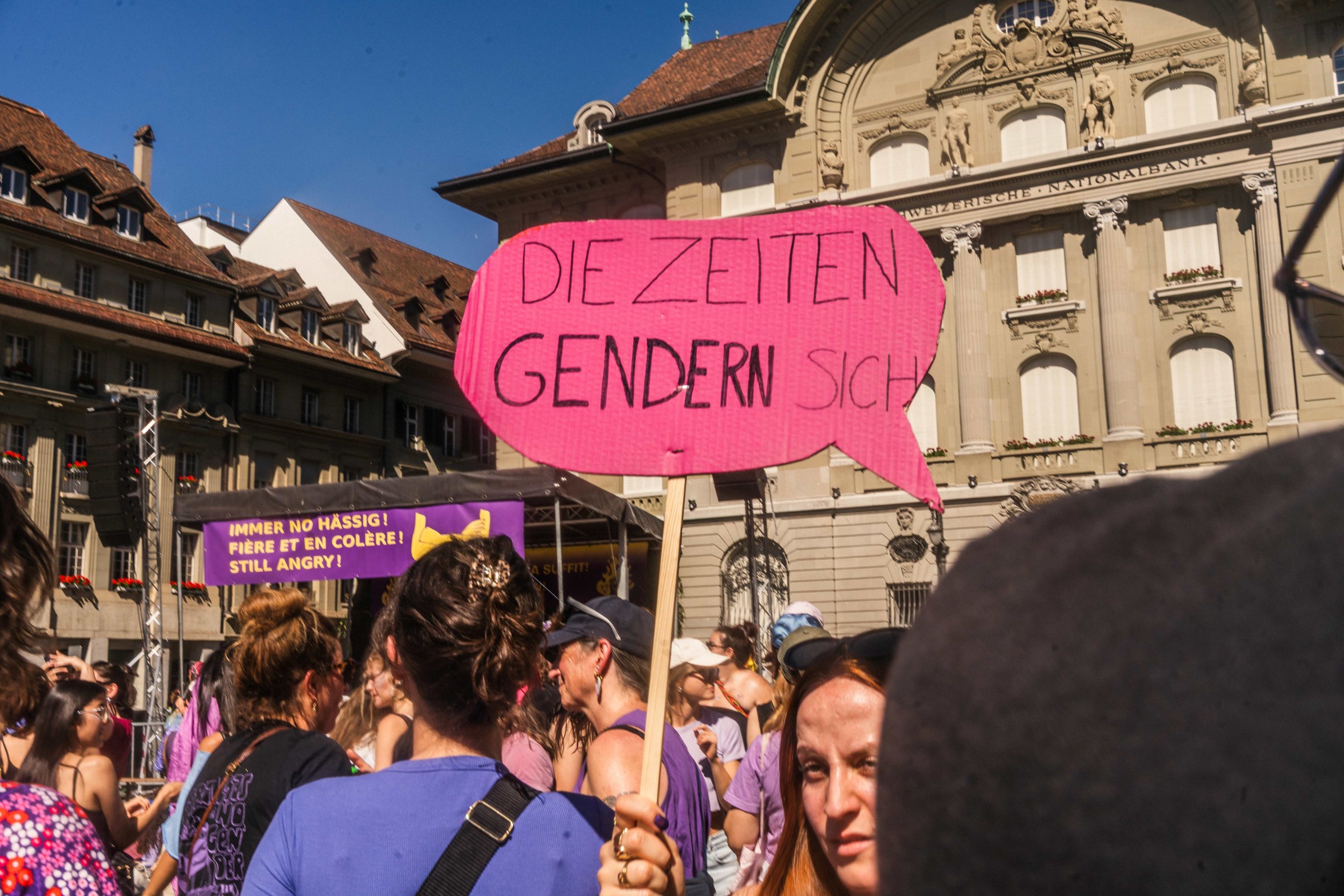 Die Farbe auf dem Bundesplatz: violett! Bild: Sophie Wagner