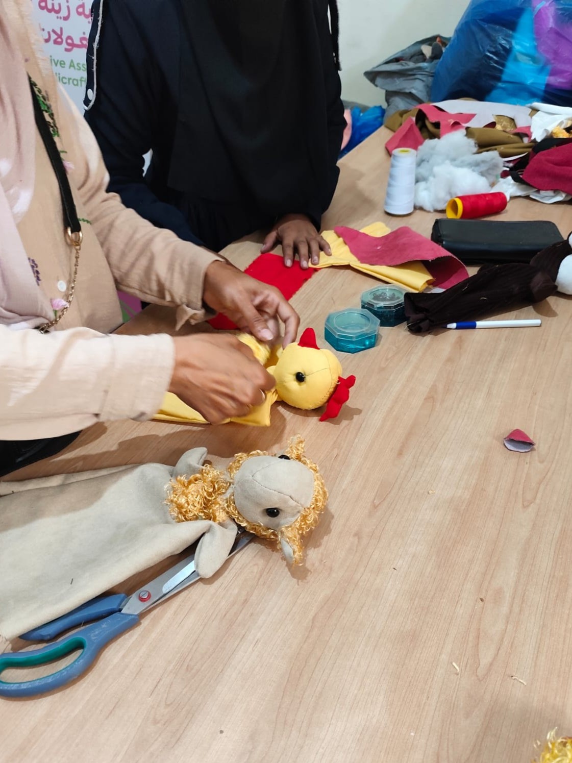 Mit traditionellen Herstellungstechniken wird Spielzeug hergestellt. Bild: Zeina Kooperative