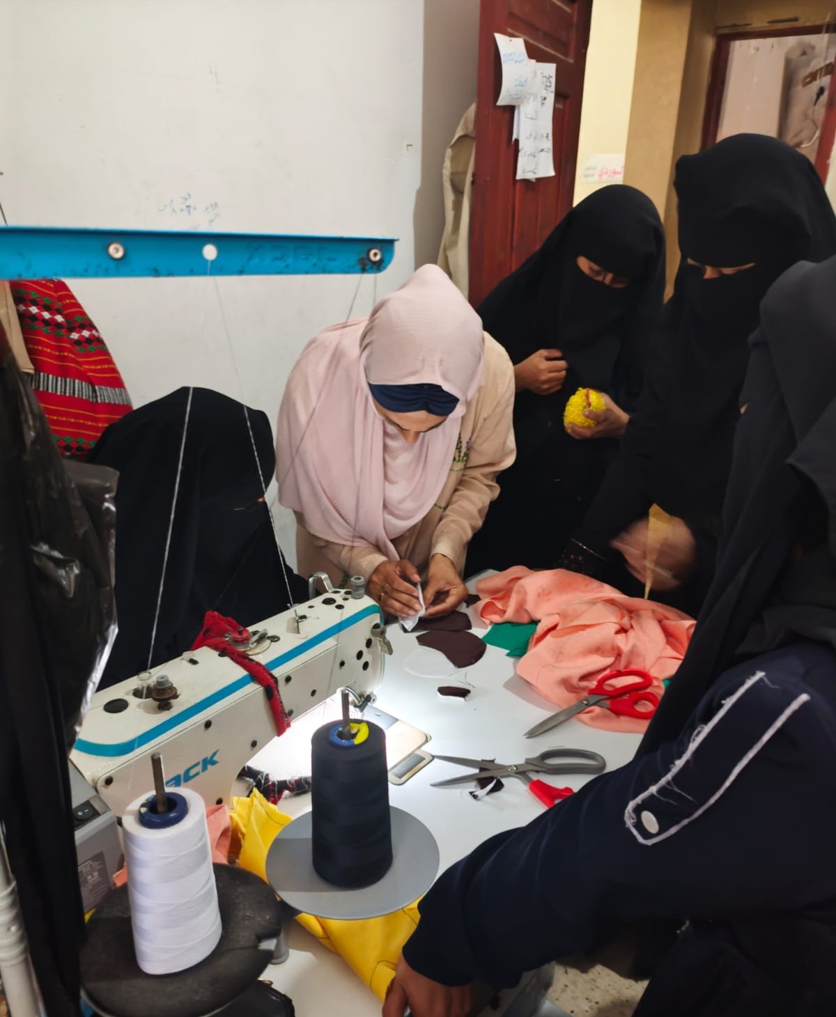 Teilnehmerinnen des Frieda-Projekts «Saida – Glück» im Näh-Workshop. Bild: Zeina Kooperative