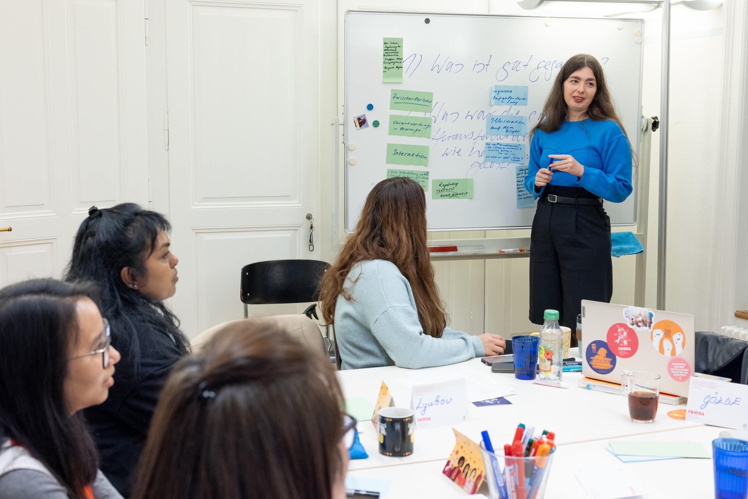 Praktisch und direkt: Die Teilnehmerinnen werden aktiv dazu ermutigt, ihr Netzwerk auszubauen und so ihre Chancen auf neue Karrieremöglichkeiten zu steigern.