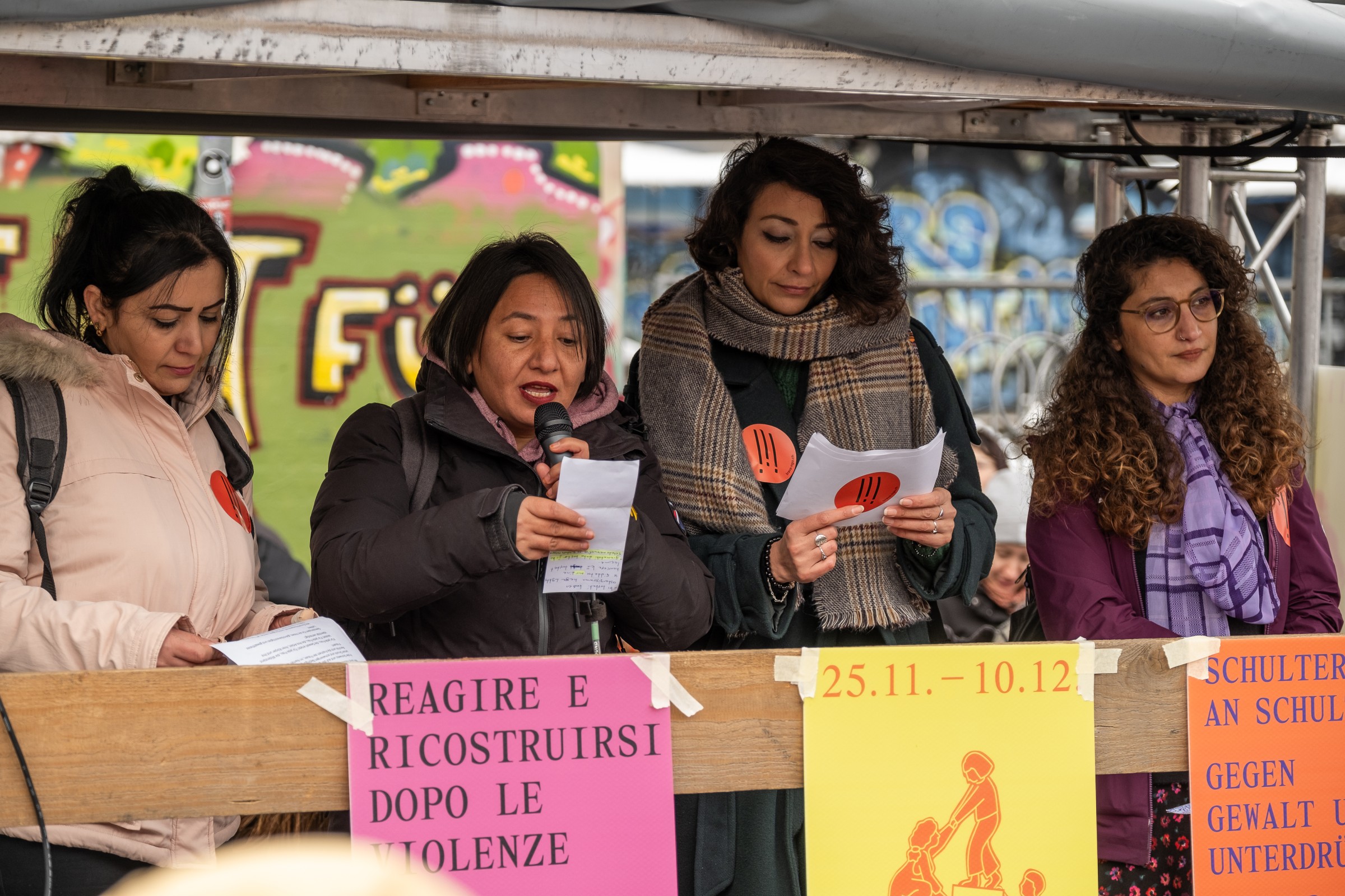Mit dabei: Redner*innen aus Politik, Zivilgesellschaft und Betroffenenorganisationen setzten starke Zeichen gegen geschlechtsspezifische Gewalt. <span class="source">Foto: Nathalie Jufer</span>