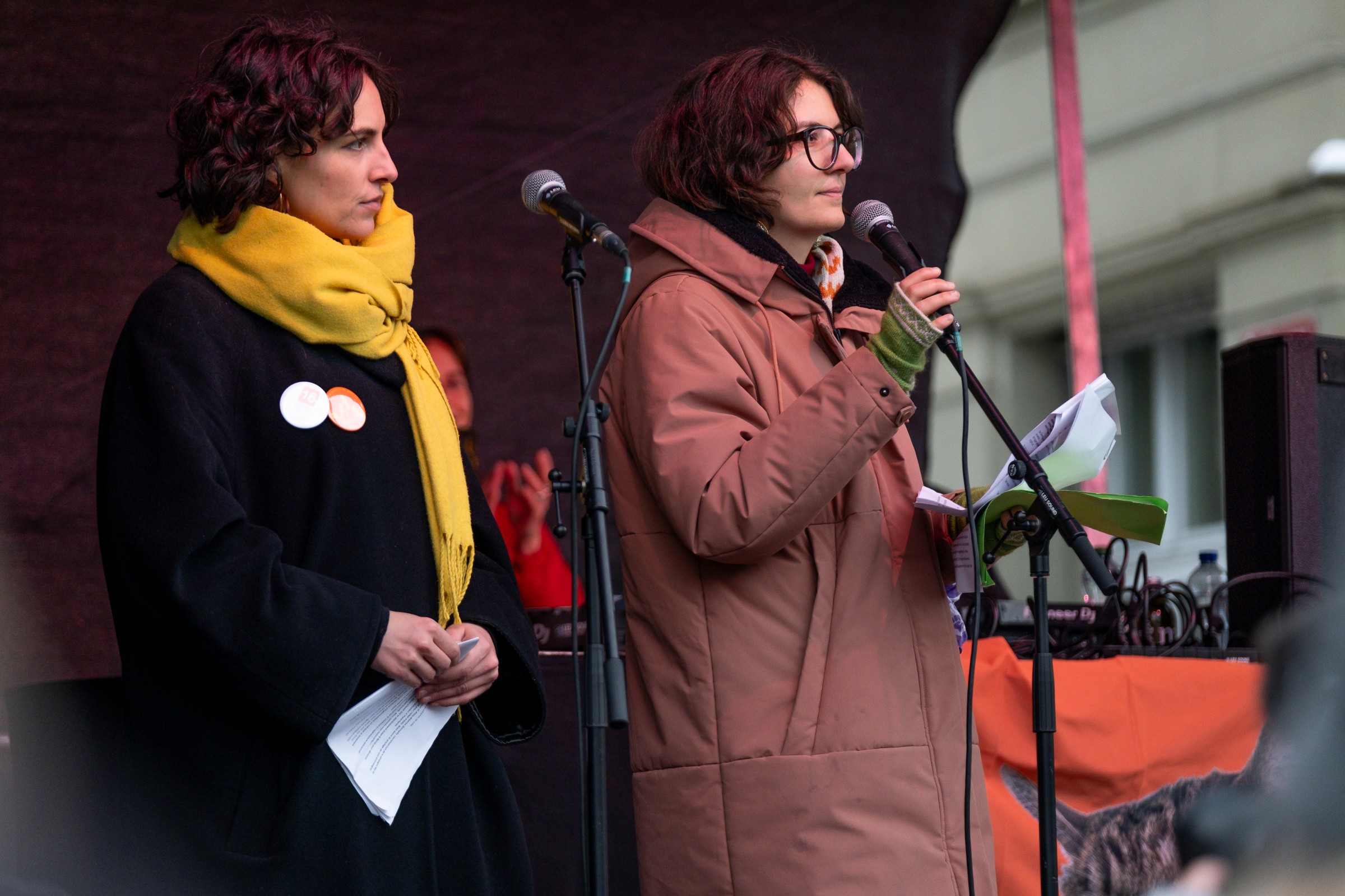 Isabel Vidal Pons und Anna-Béatrice Schmaltz von Frieda sprachen an der Demo gegen geschlechtsspezifische Gewalt in Bern. <span class="source">Foto: Nathalie Jufer</span>