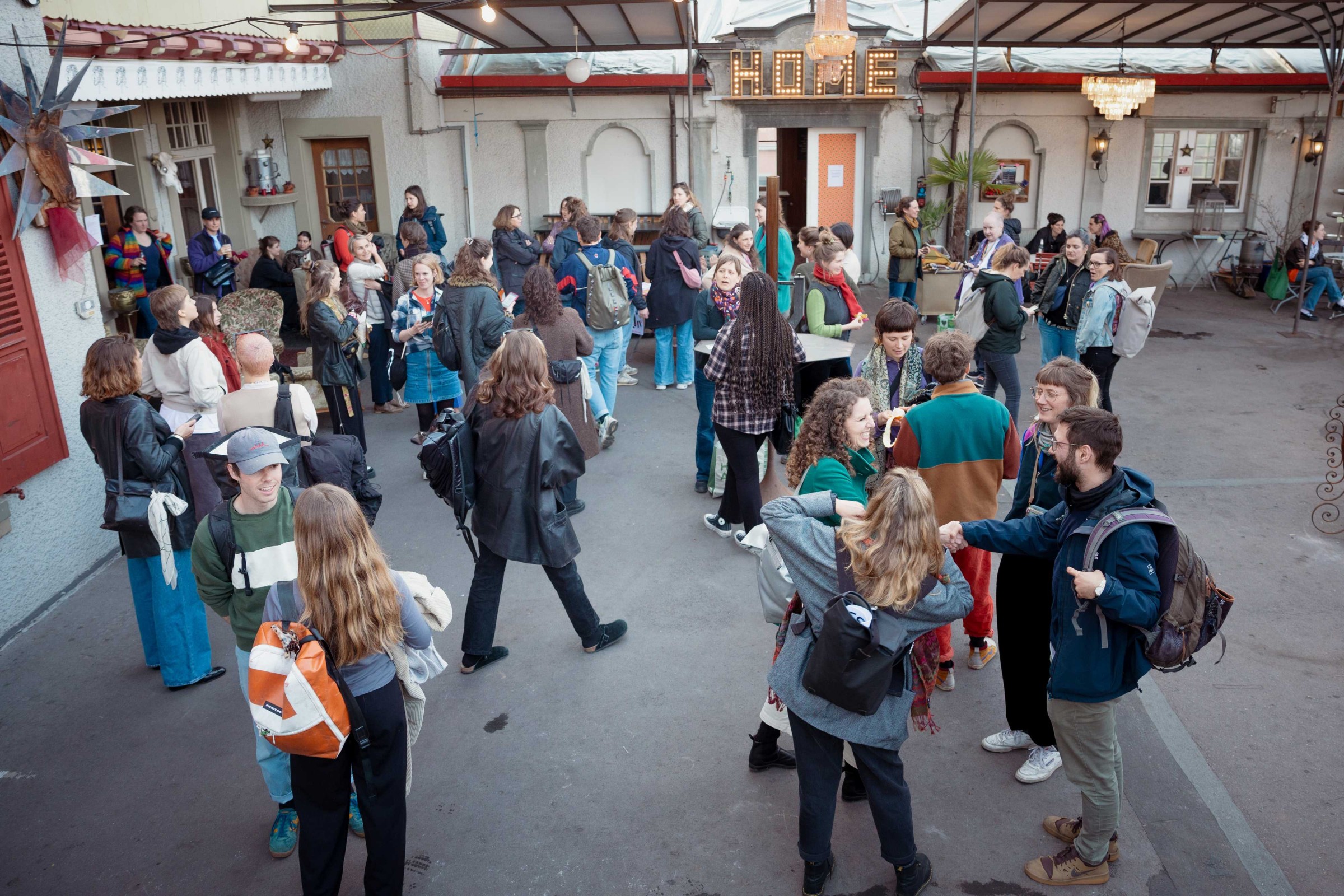 Teilnehmer*innen vor der Heitere Fahne. Bild: Livia Walker.