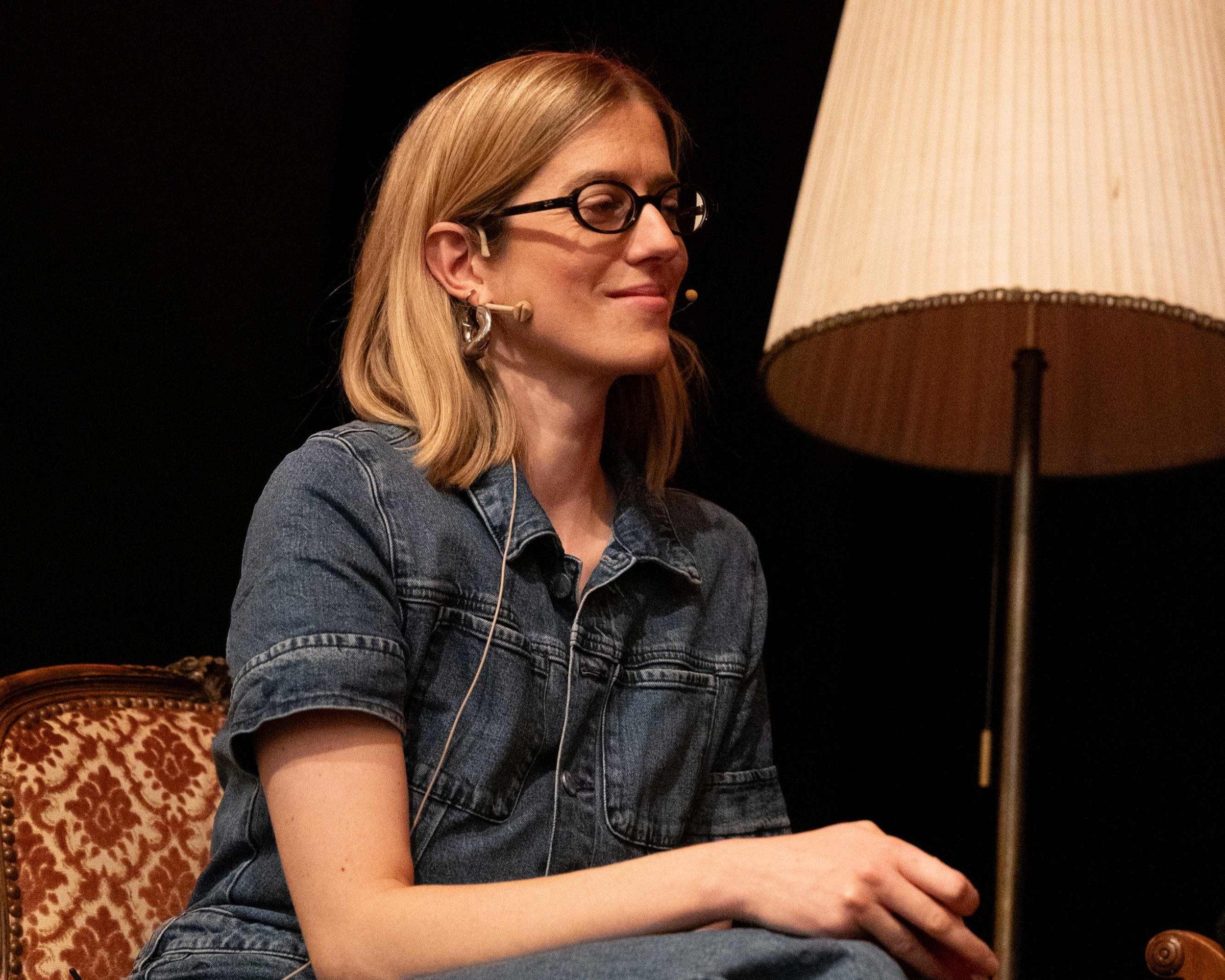 Moderatorin Nadia Brügger. Teilnehmerinnen im Workshop-Austausch. Bild: Livia Walker.