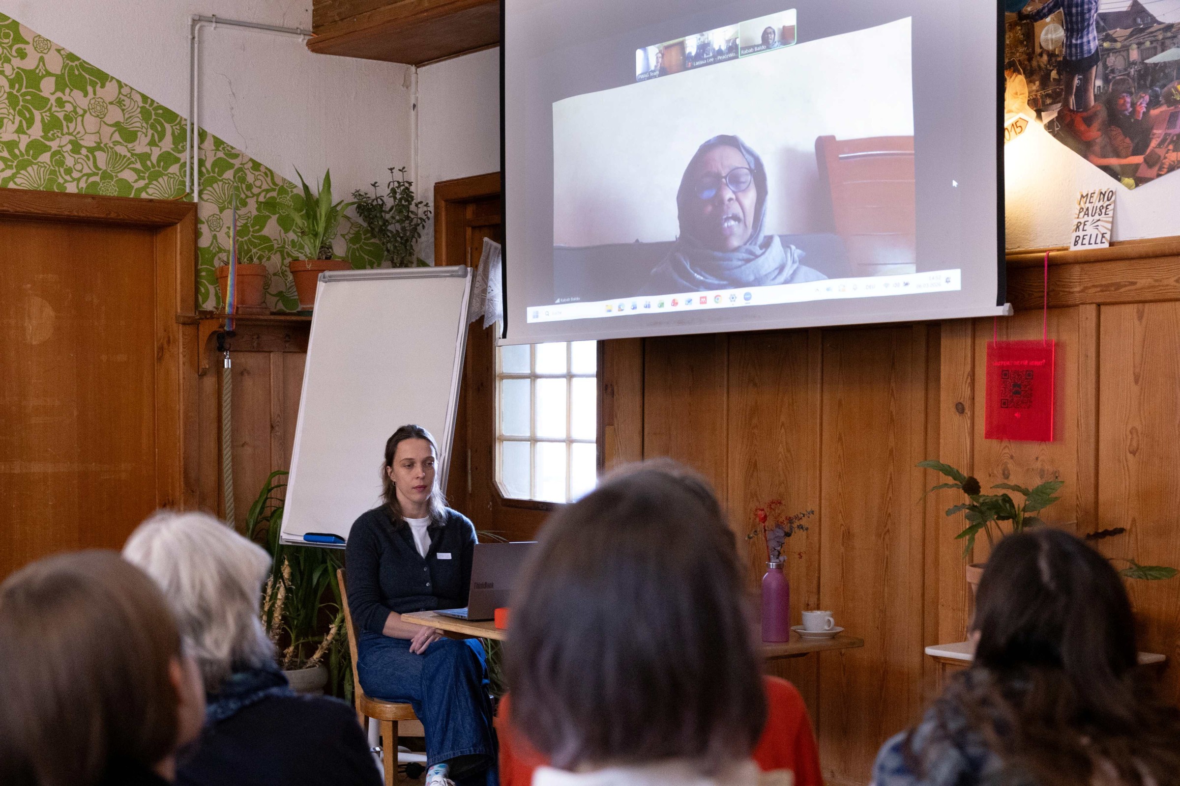 Der Workshop von PWAG mit der Aktivistin Rabab Baldo. Bild: Livia Walker.