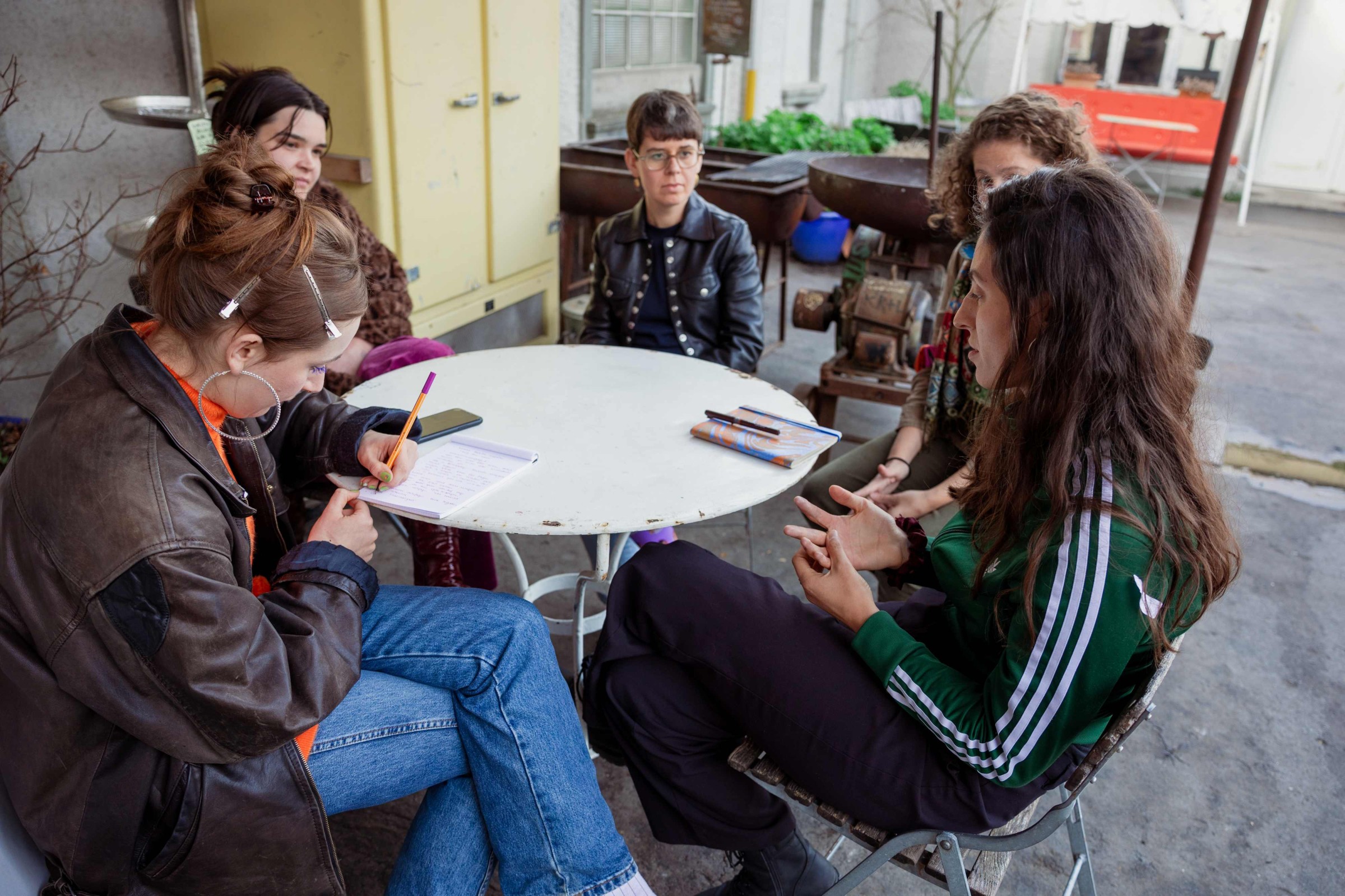 Teilnehmerinnen im Workshop-Austausch. Bild: Livia Walker.