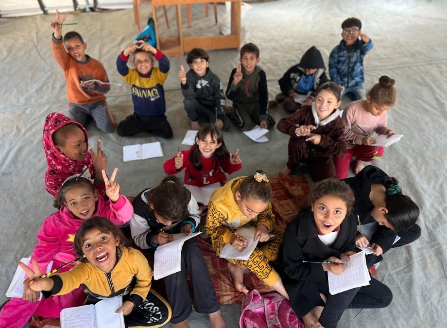 Das Frieda-Nothilfeprojekt bietet Kindern im Gazastreifen einen Lernraum, in dem sie trotz des Krieges Zugang zu Arabisch-, Englisch- und Mathematikunterricht erhalten. <span class="source">Foto: PS4L</span>