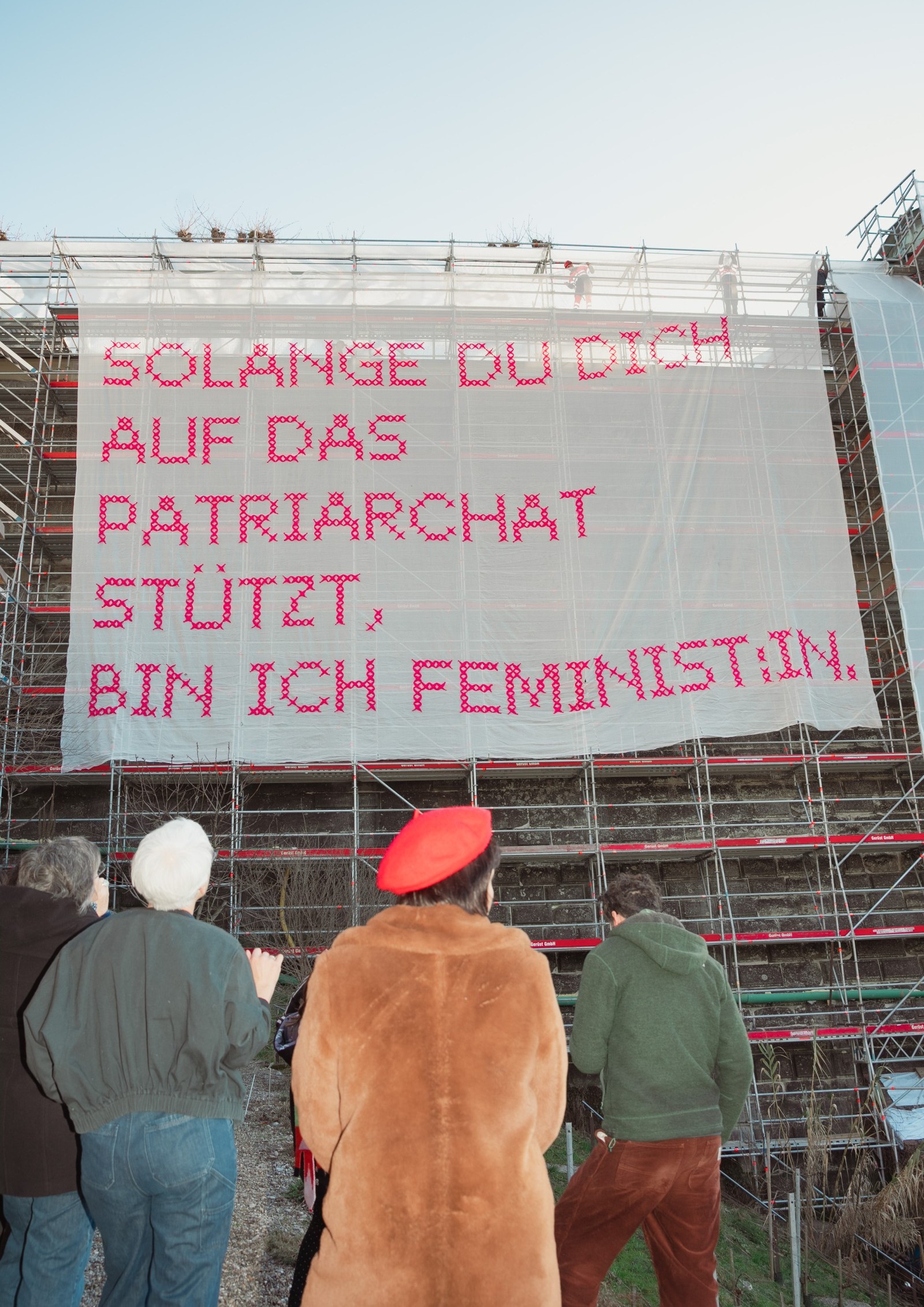 Der **SOLANGE**-Satz auf der Münsterplattform in Bern – eine kraftvolle Botschaft für Gleichberechtigung, sichtbar in pinkem Tüll.
