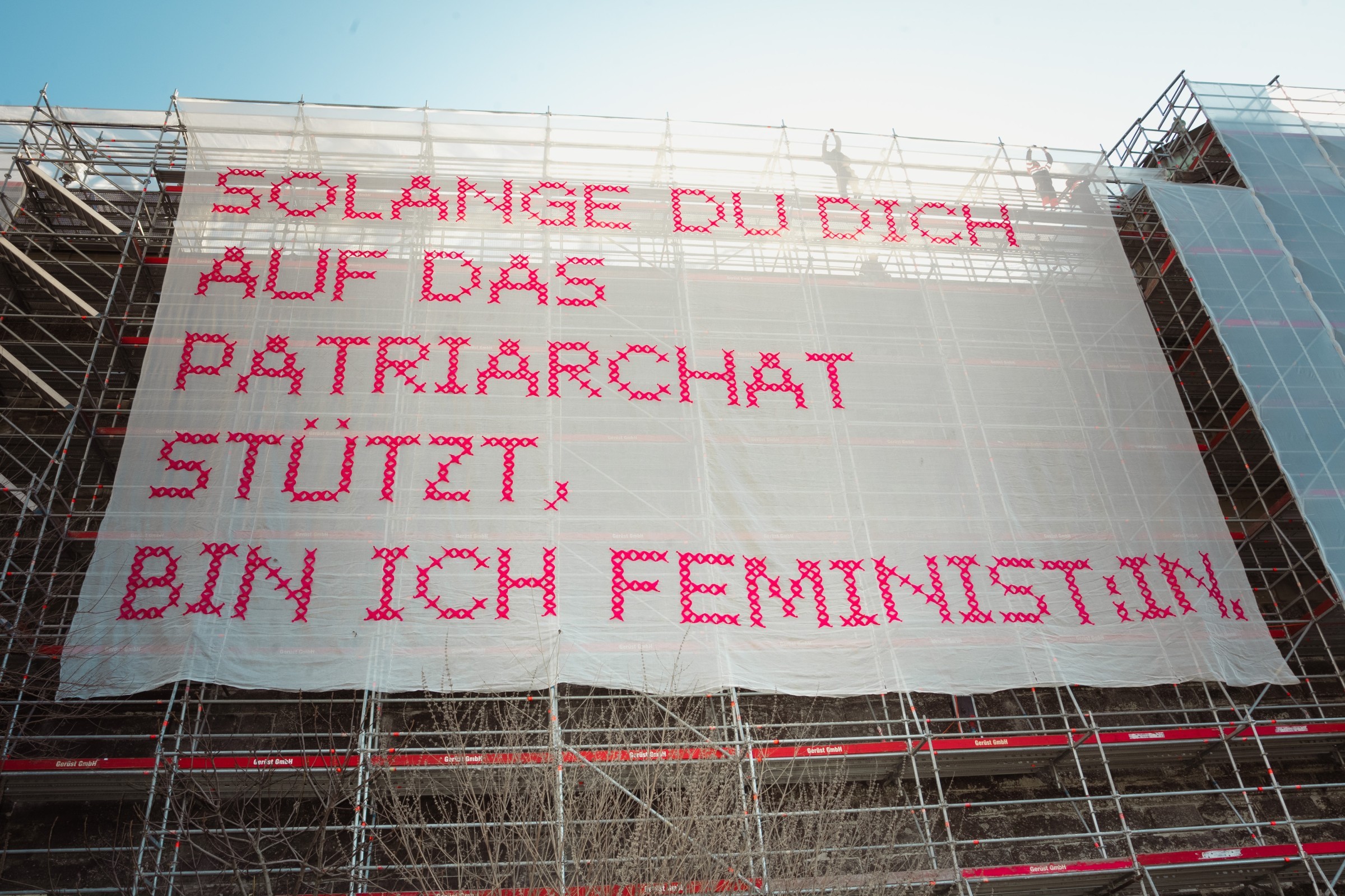 Der **SOLANGE**-Satz auf der Münsterplattform in Bern – eine kraftvolle Botschaft für Gleichberechtigung, sichtbar in pinkem Tüll.