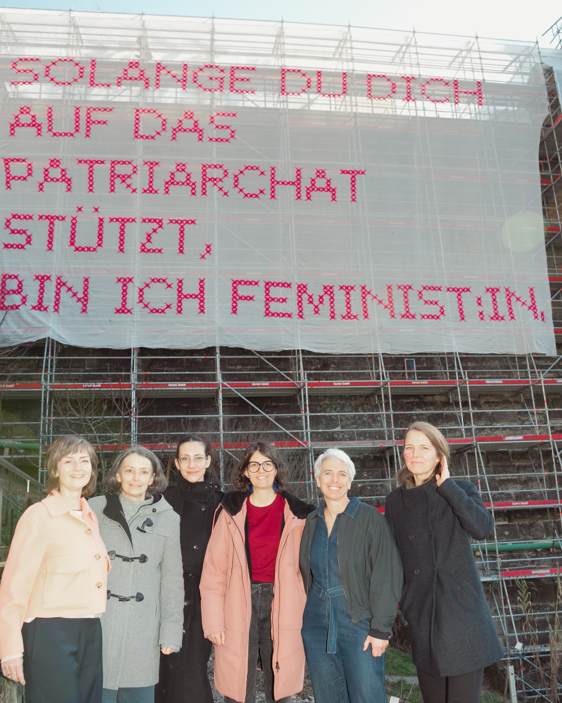 Der SOLANGE Satz an der Münsterplattform in Bern mit der Künstlerin und dem Team von Frieda.
