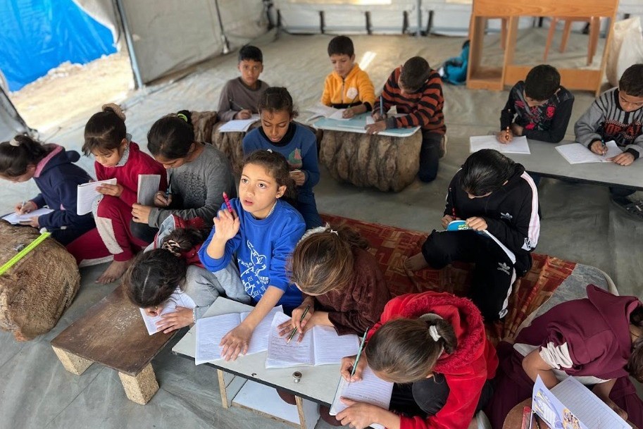 Als Teil des Nothilfe-Projekts erhalten Primarschüler*innen Arabisch-, Englisch- und Mathematikunterricht. Foto: PS4L