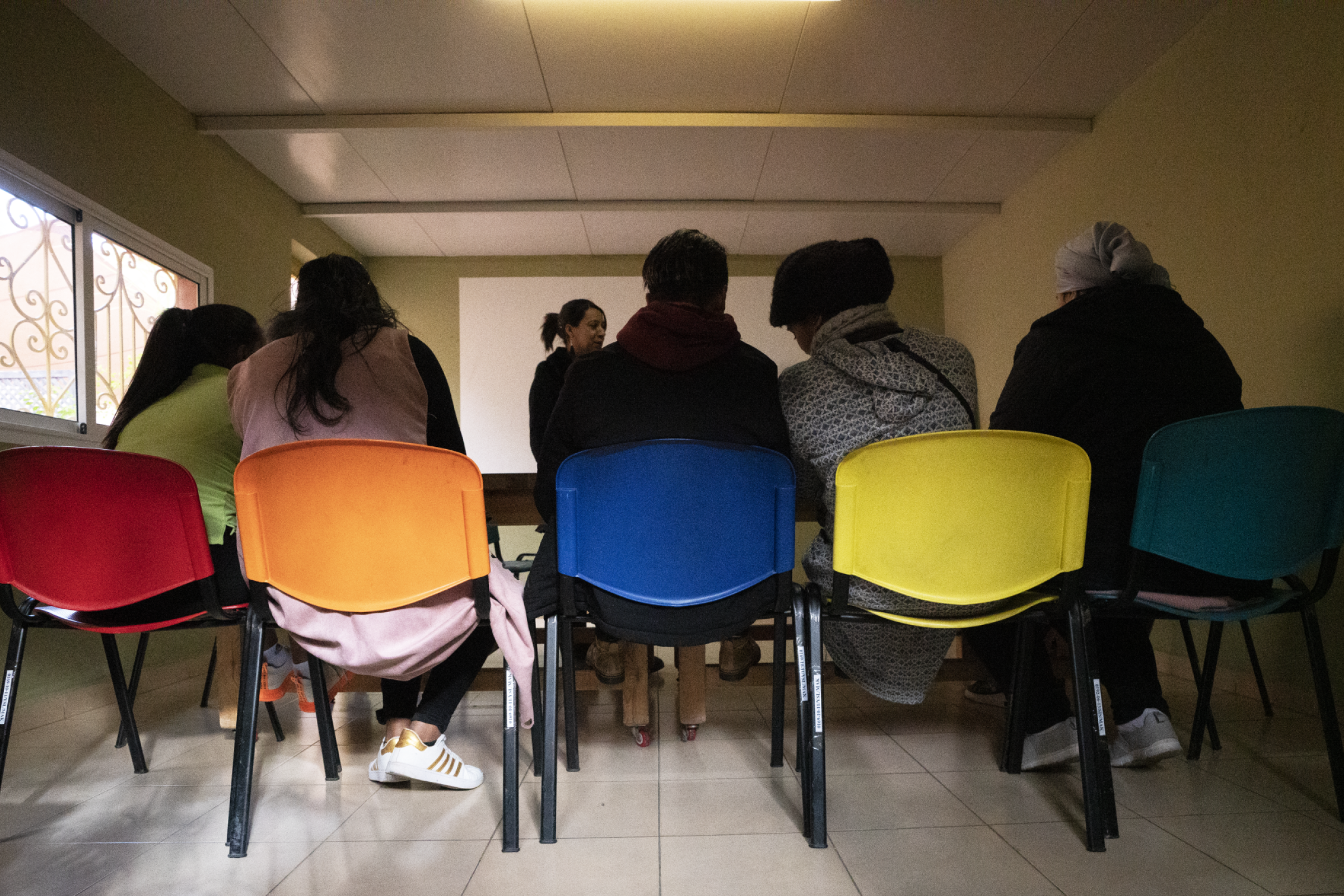 Frauen des Frieda-Projekts Chams sitzen in einem Zimmer und führen einen Workshop durch.
