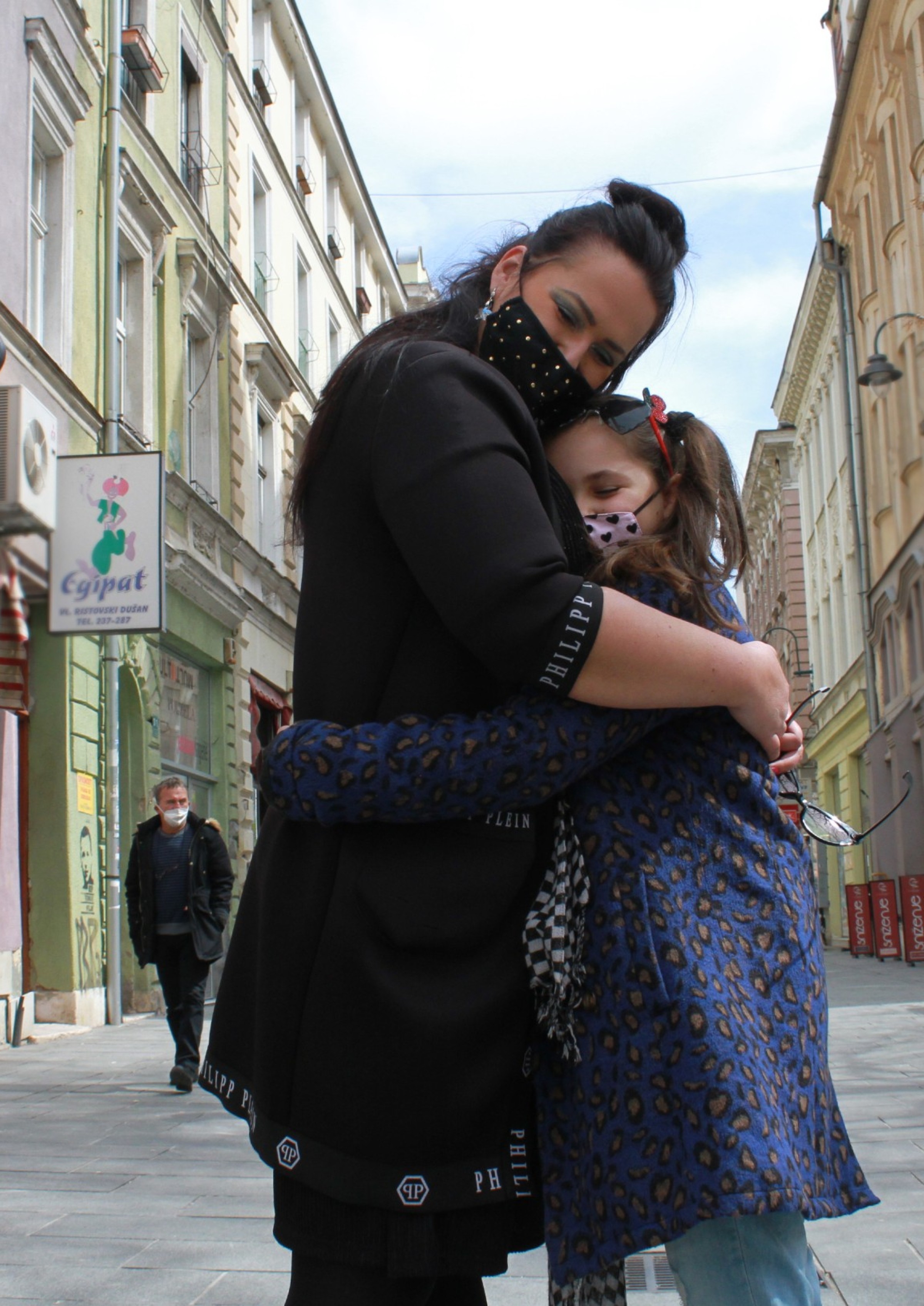 Eine Mutter umarmt ihre Tochter