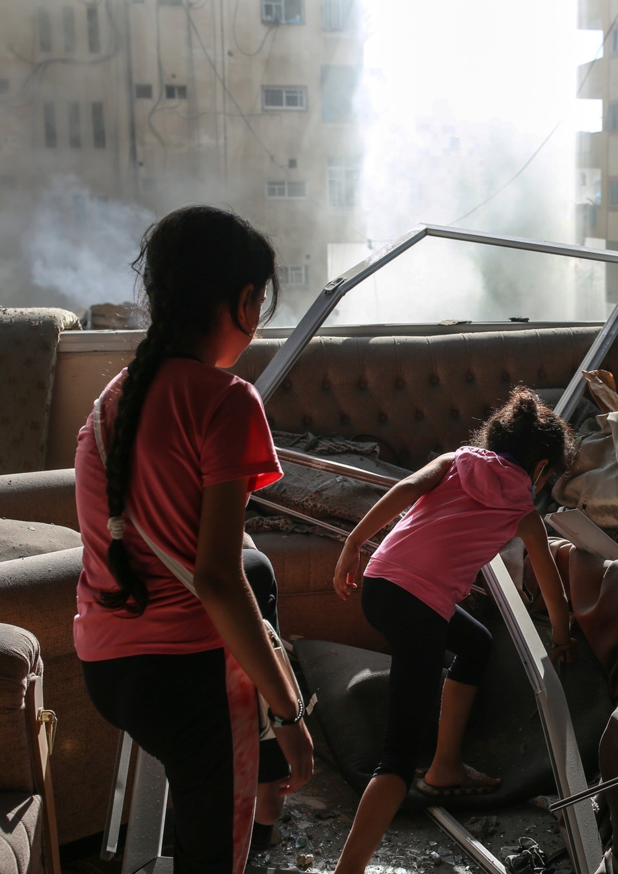 Kinder in einem zerstörten Wohnhaus im Gazastreifen. Foto: Samar Abu Elouf