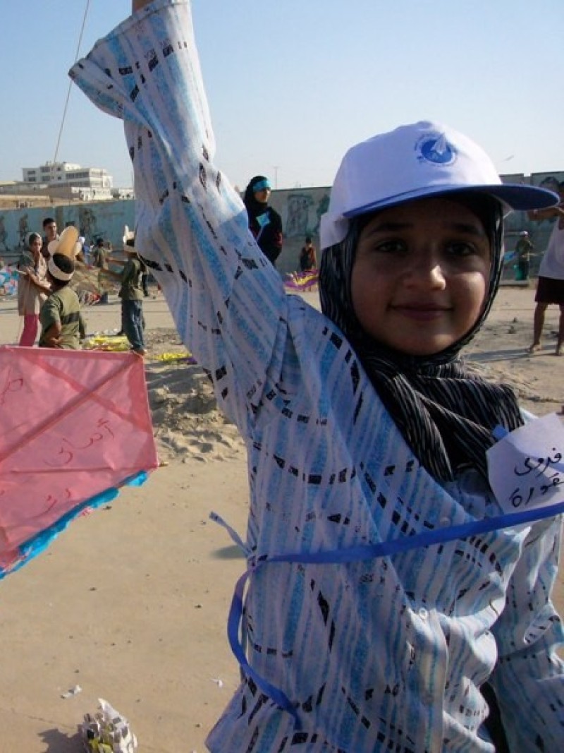 Mädchen spiele mit Drachen in Gaza.