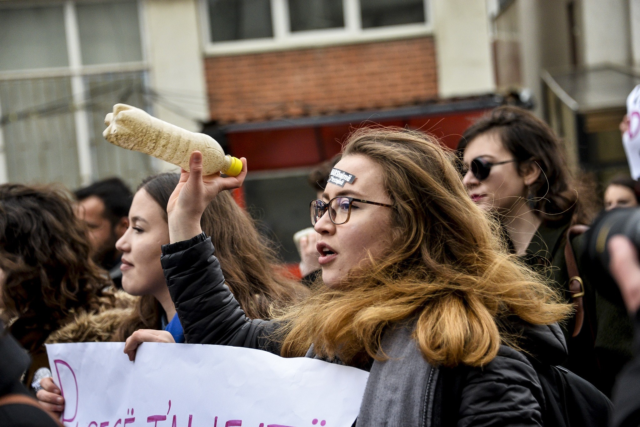 Frauen demonstrieren in Kosovo.