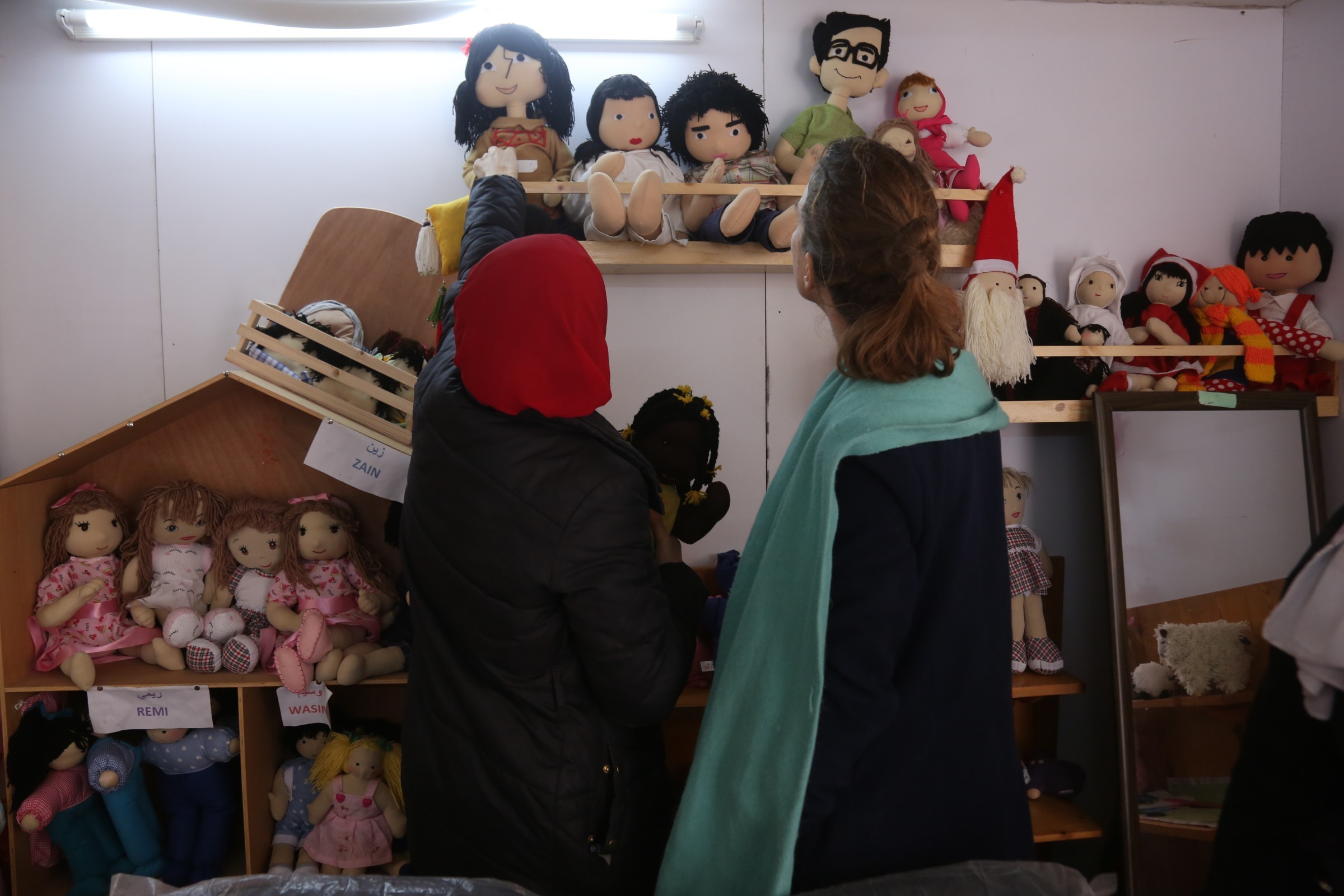 Frauen stehen vor Kinderspielsachen.