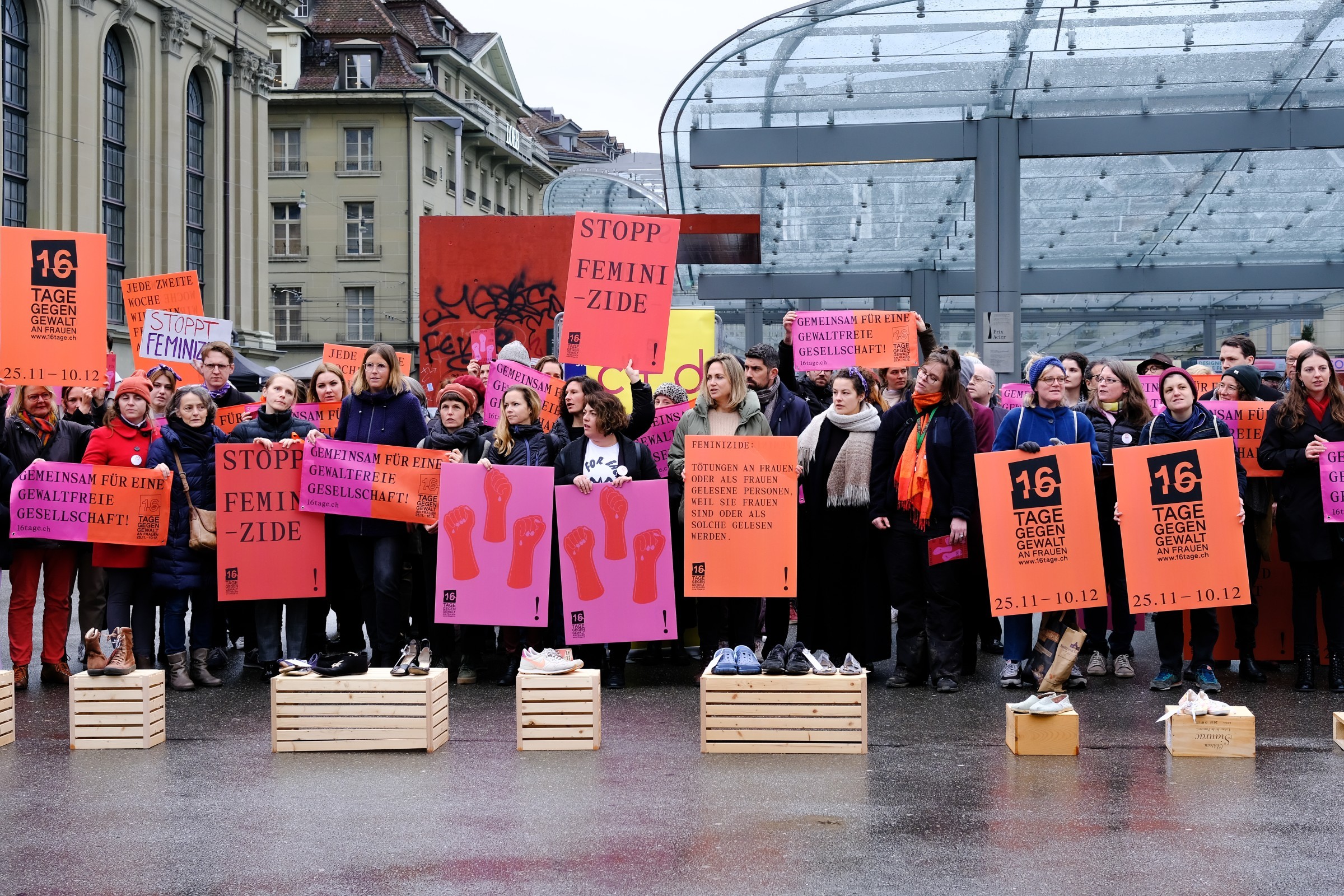 Kampagne 16 Tage gegen Gewalt an Frauen in Bern beim Baldachin