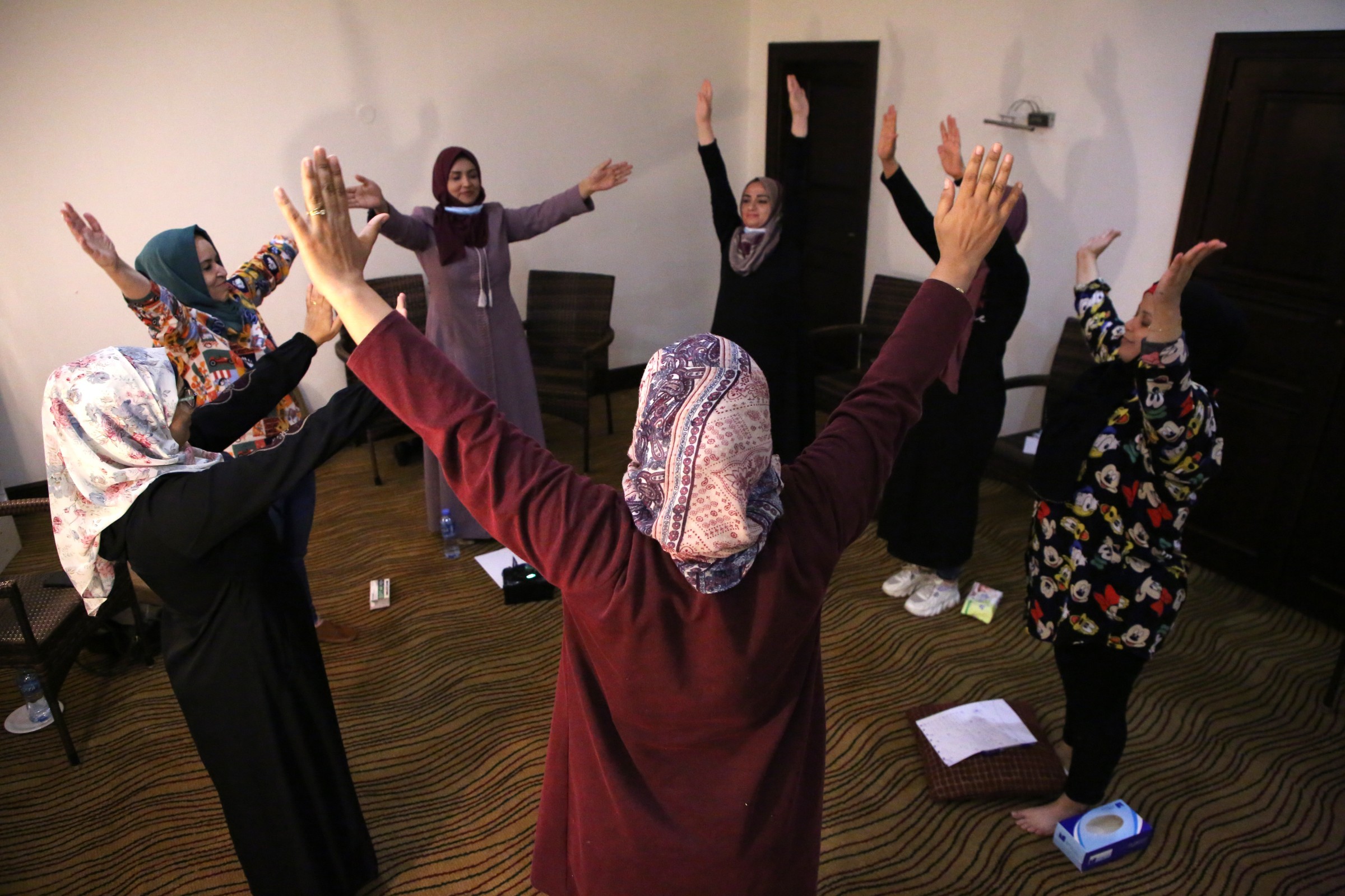 Frauen in Gaza stehen in einem Kreis mit erhobenen Händen