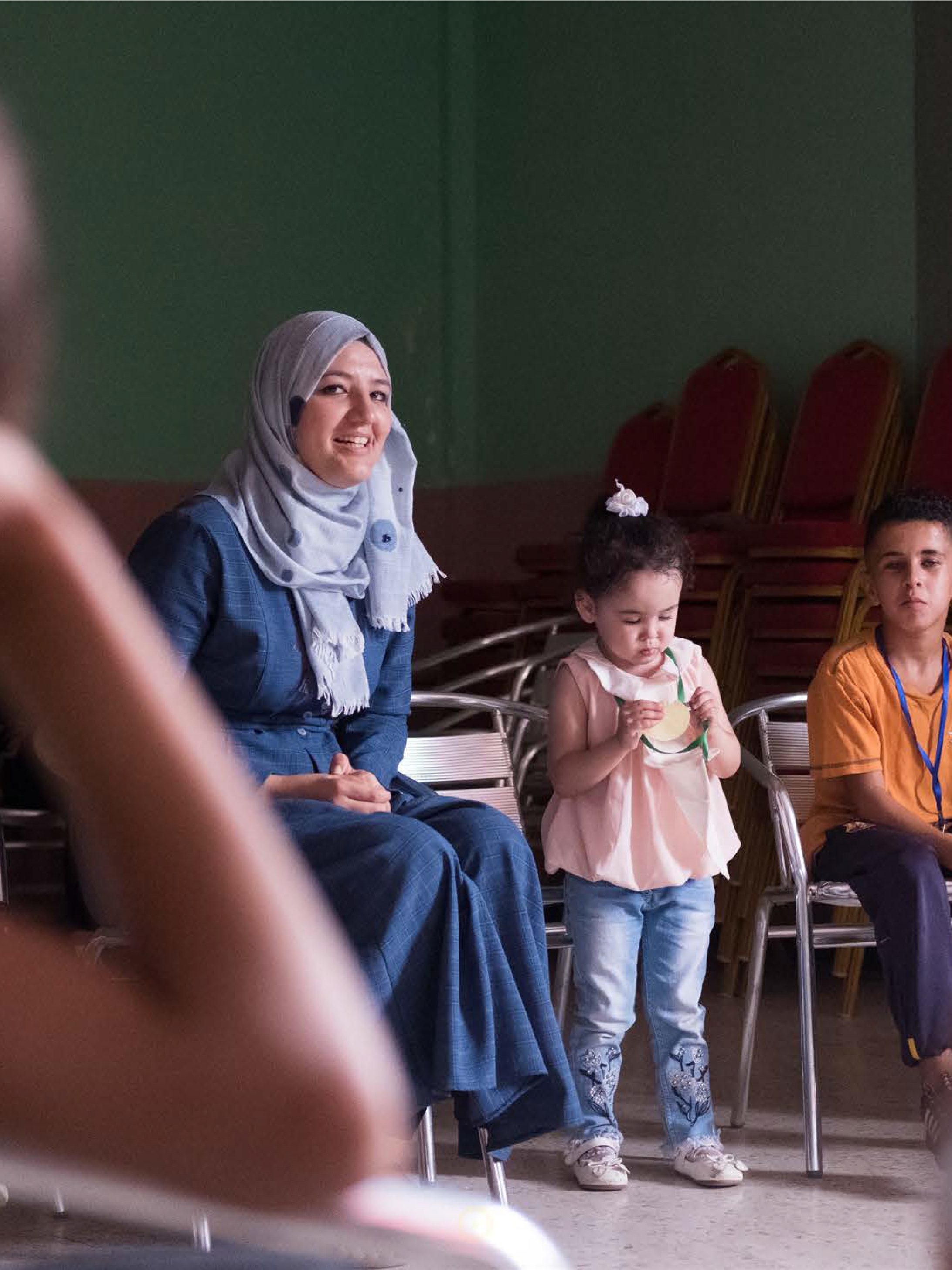 Eine Frau in Algerien erzählt den Kindern im Kreis eine Geschichte.