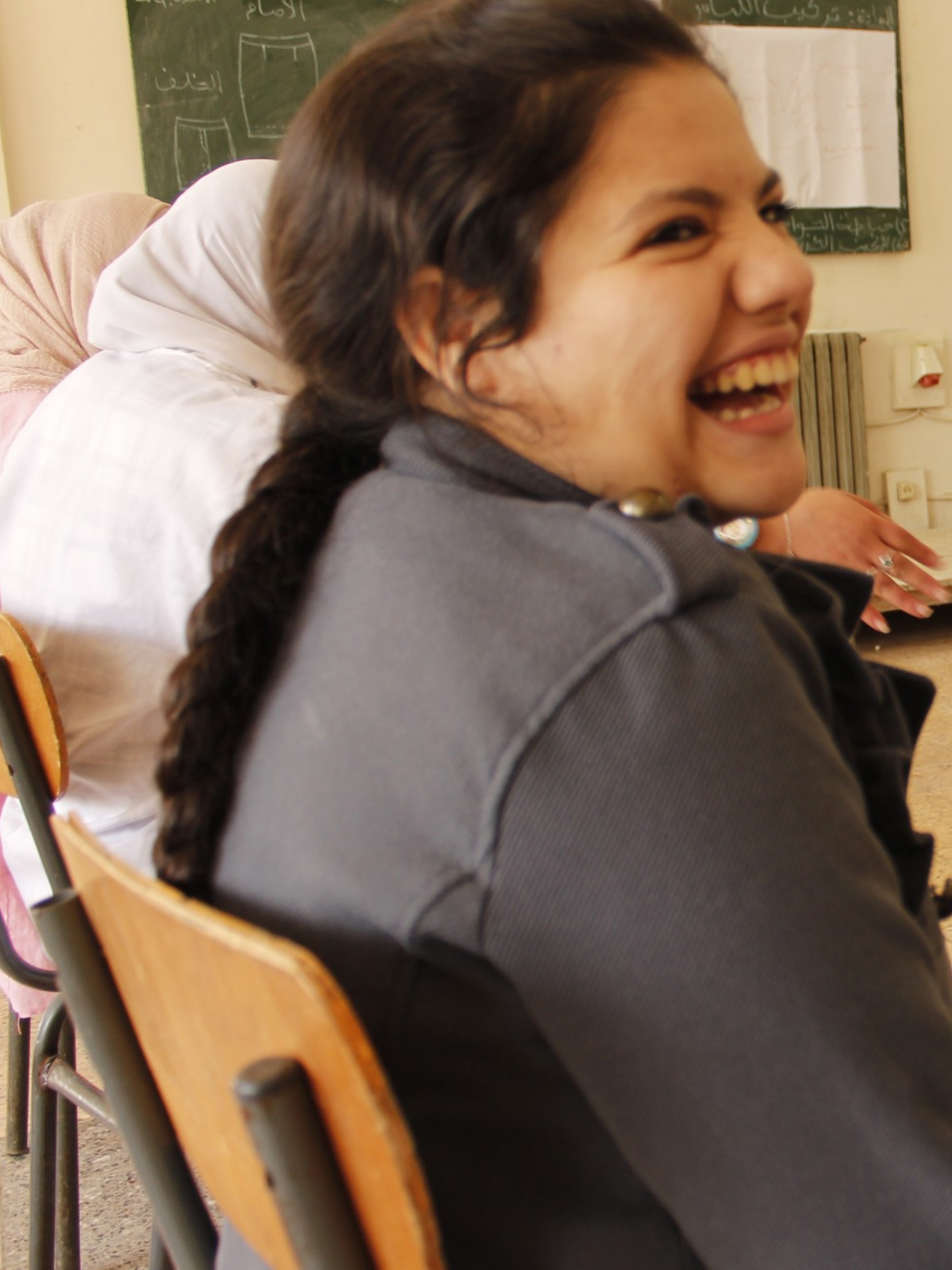 Frauen in einem Workshop in Algerien lachen zusammen.