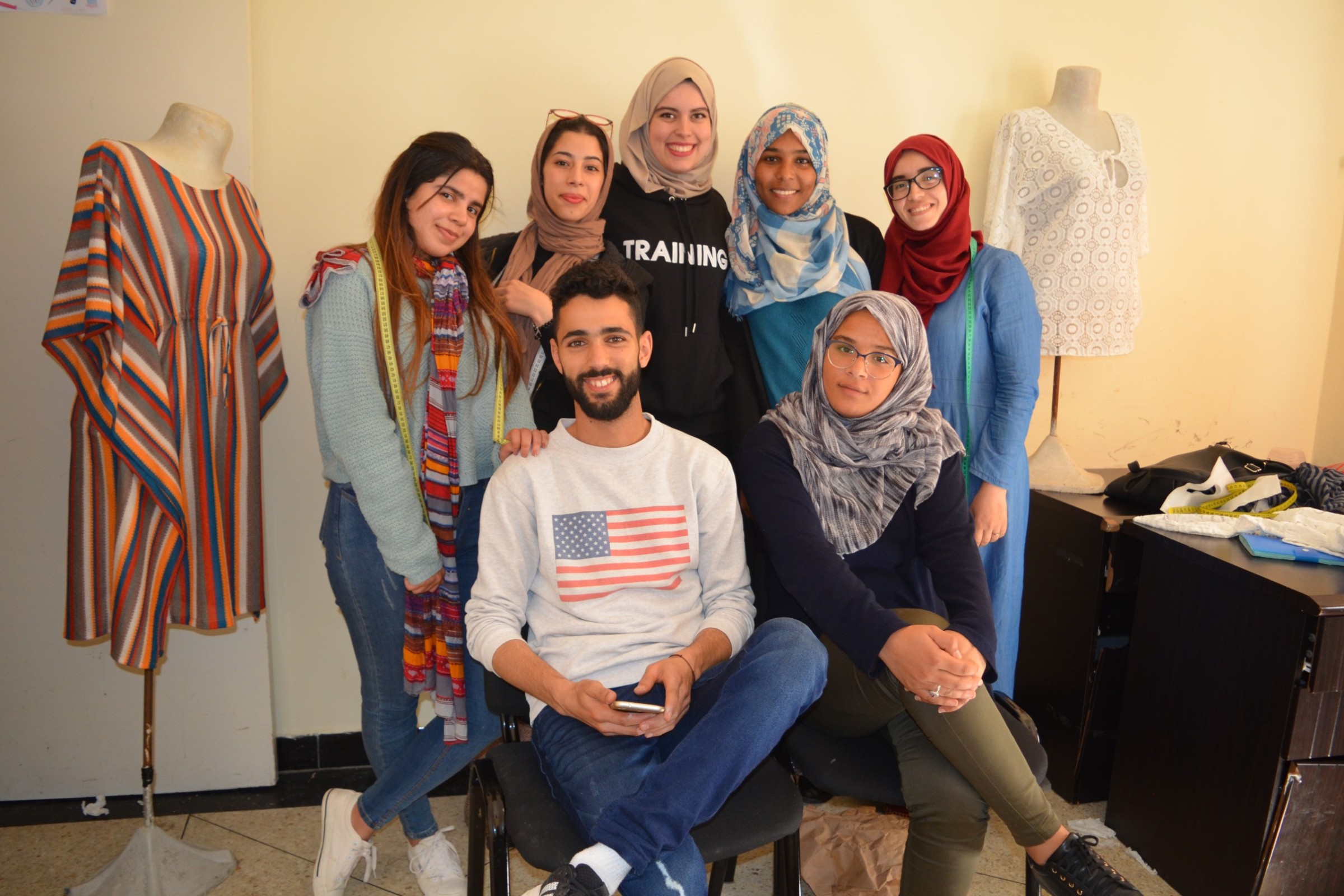 Das Team von Ababou in Marokko: Sieben junge Menschen lachen in die Kamera.