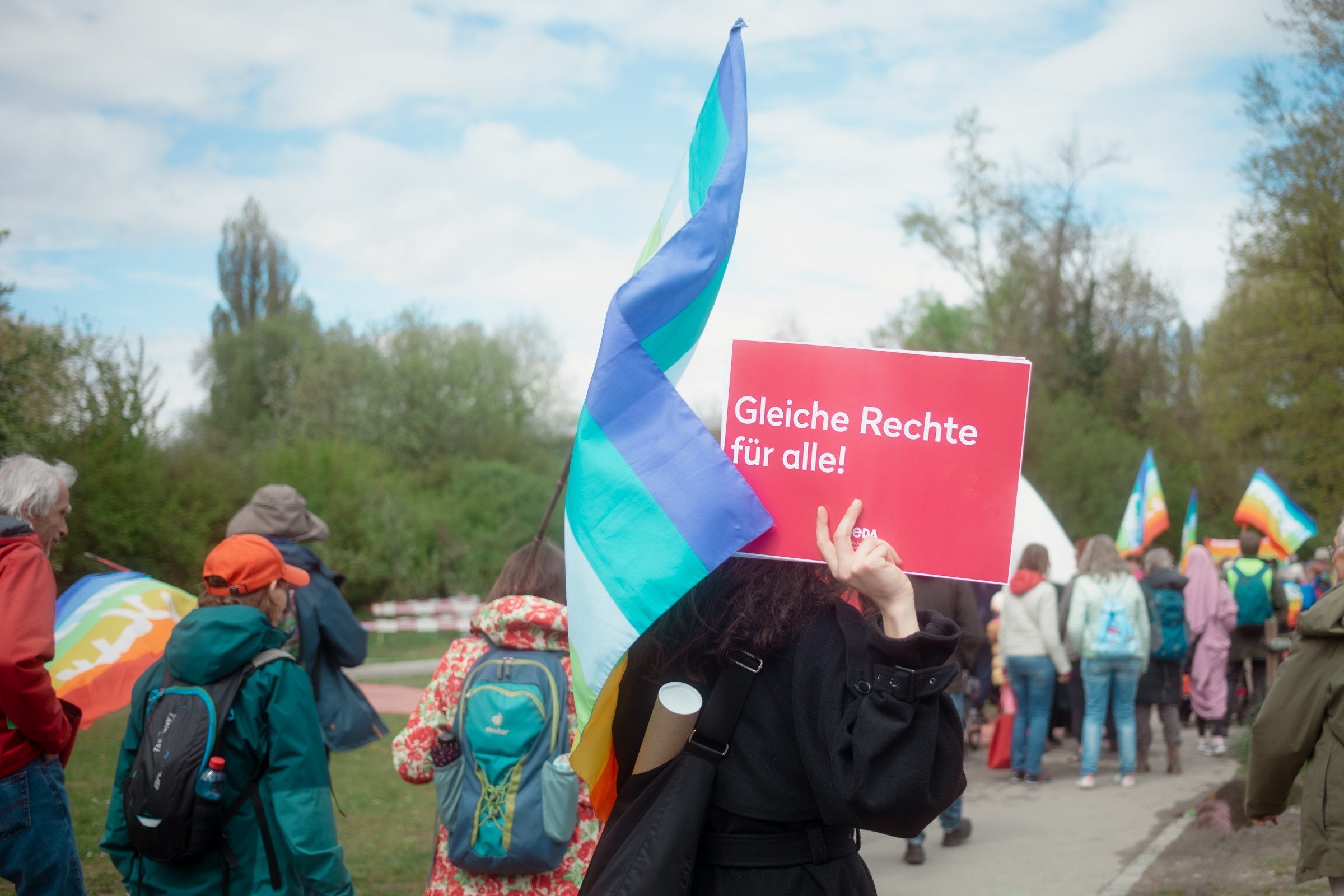Frieda am Ostermarsch: Menschen marschieren mit Friedensflaggen und Schildern in Bern.
