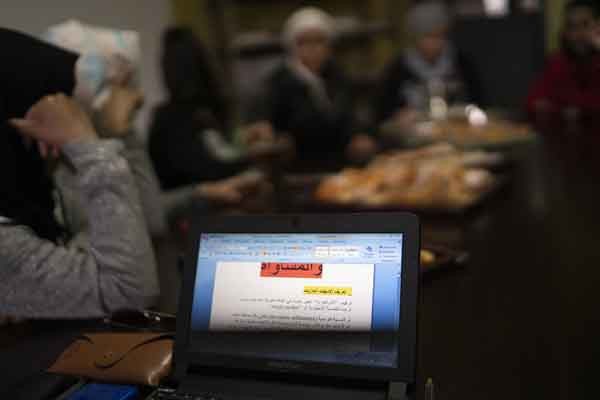 Frauen während einer Sitzung mit Laptops.