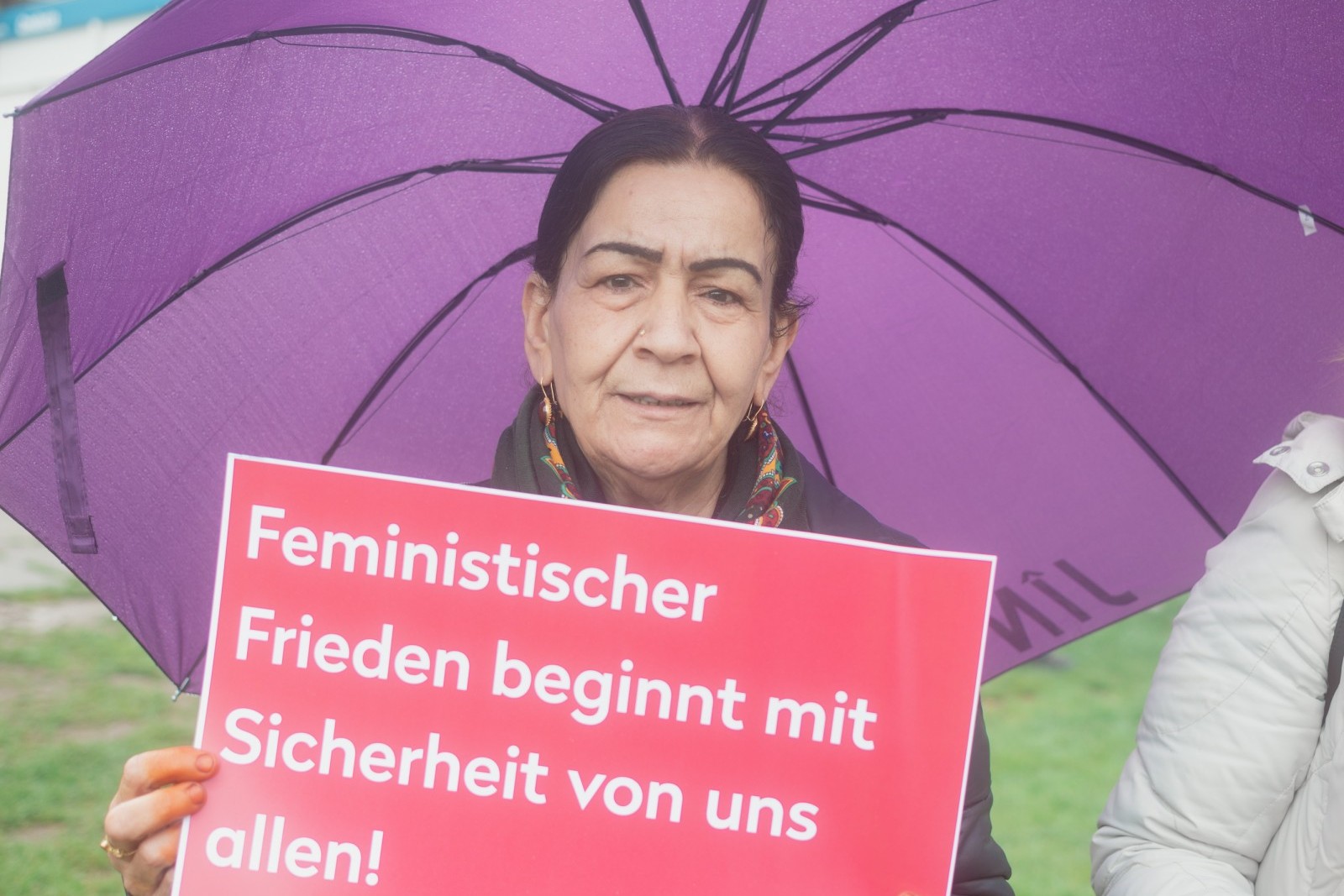 Frieda am Ostermarsch: Menschen marschieren mit Friedensflaggen und Schildern in Bern.