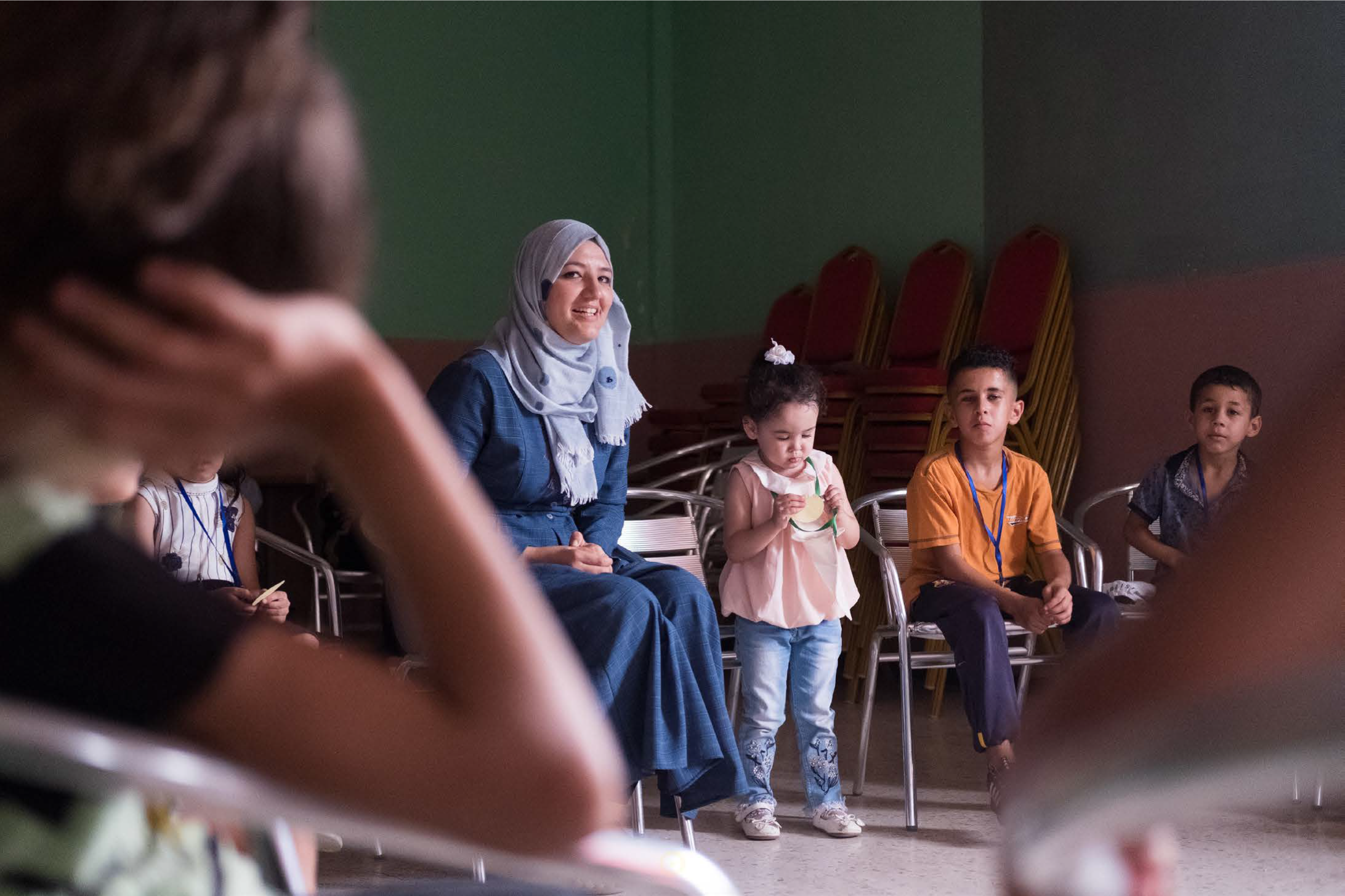 Eine Frau in Algerien erzählt den Kindern im Kreis eine Geschichte.