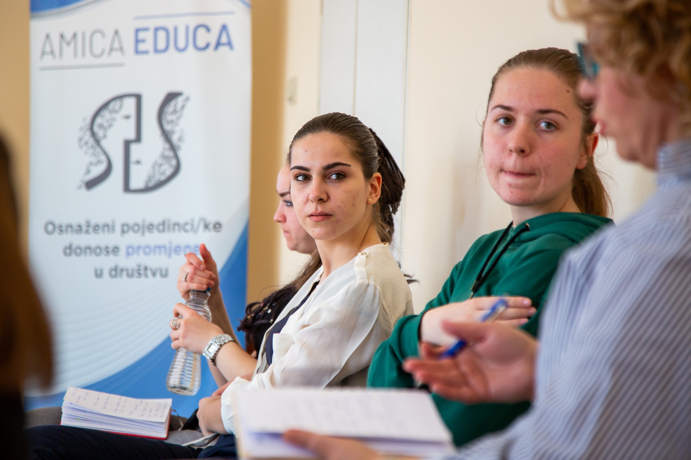 Frauen von Amica Educa während einer Sitzung.